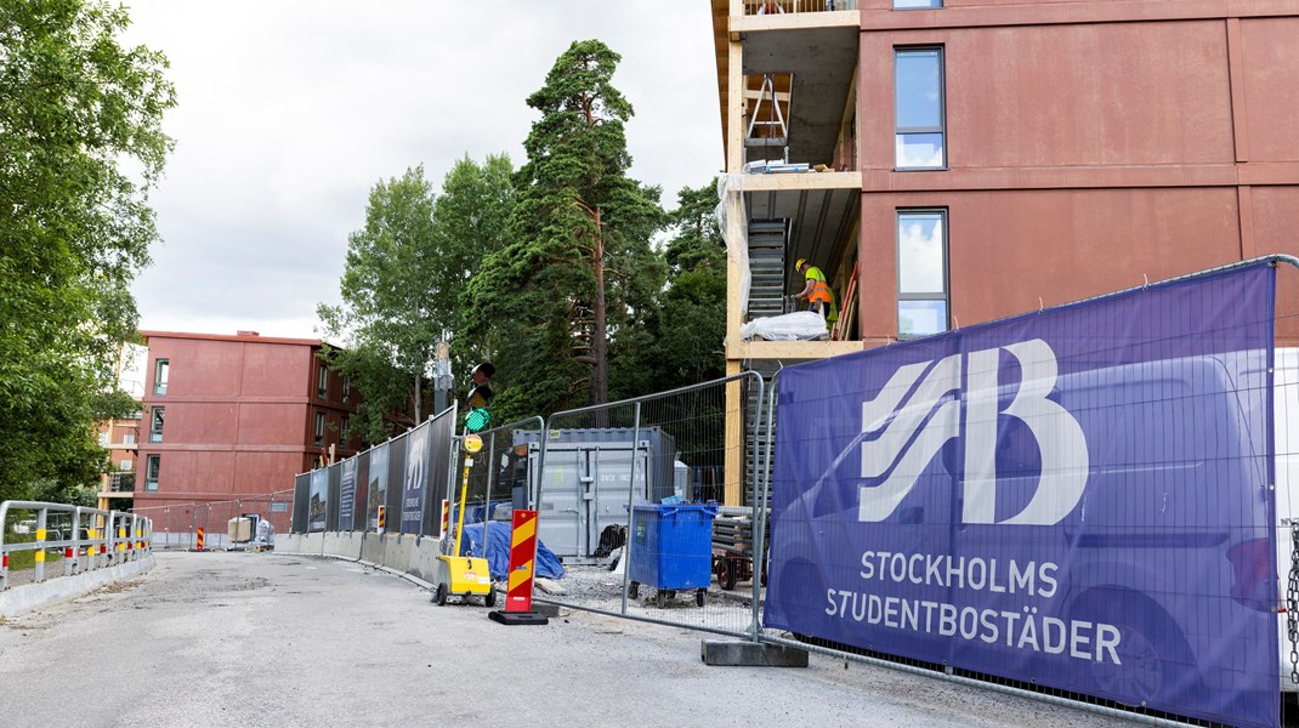 ”Sjutton av Sveriges högskolekommuner bedömer att det är brist på studentbostäder i sina kommuner. Sveriges förenade studentkårer valde i år att rödlista tio städer i sin bostadsgenomgång.”