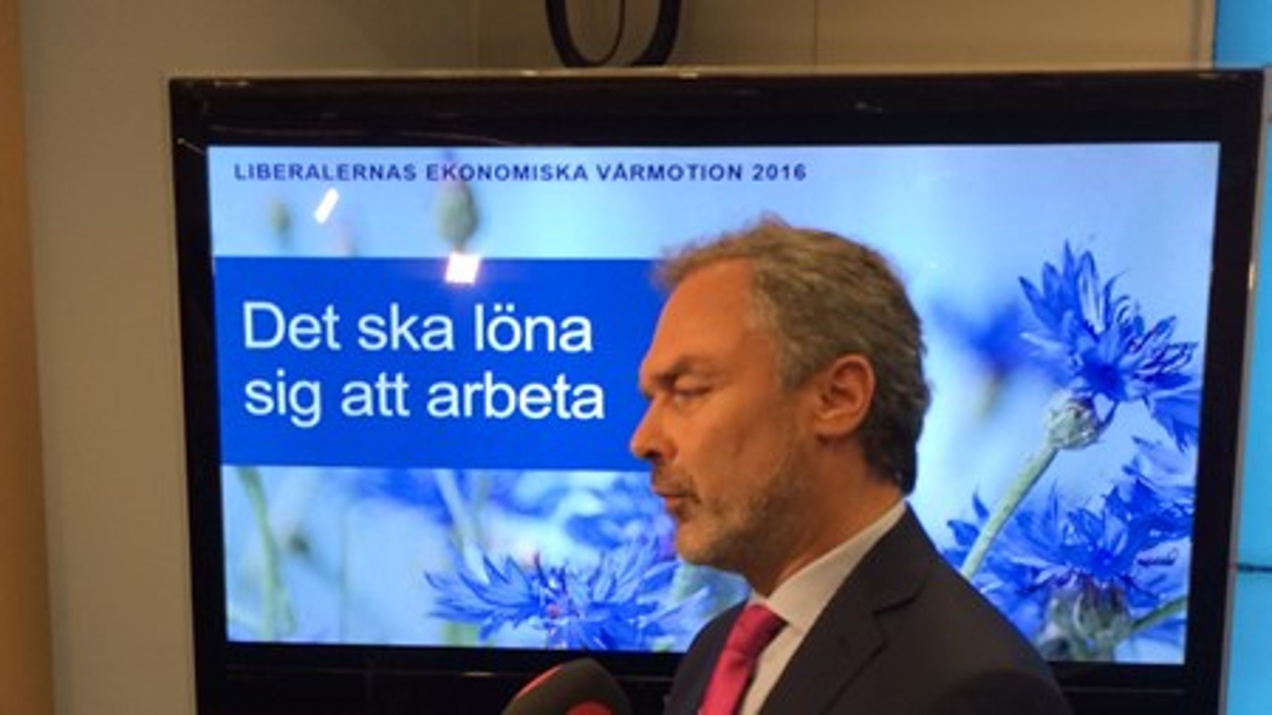 Lägre skatter ska leda till fler jobb, enligt Liberalernas&nbsp;partiledare Jan Björklund.