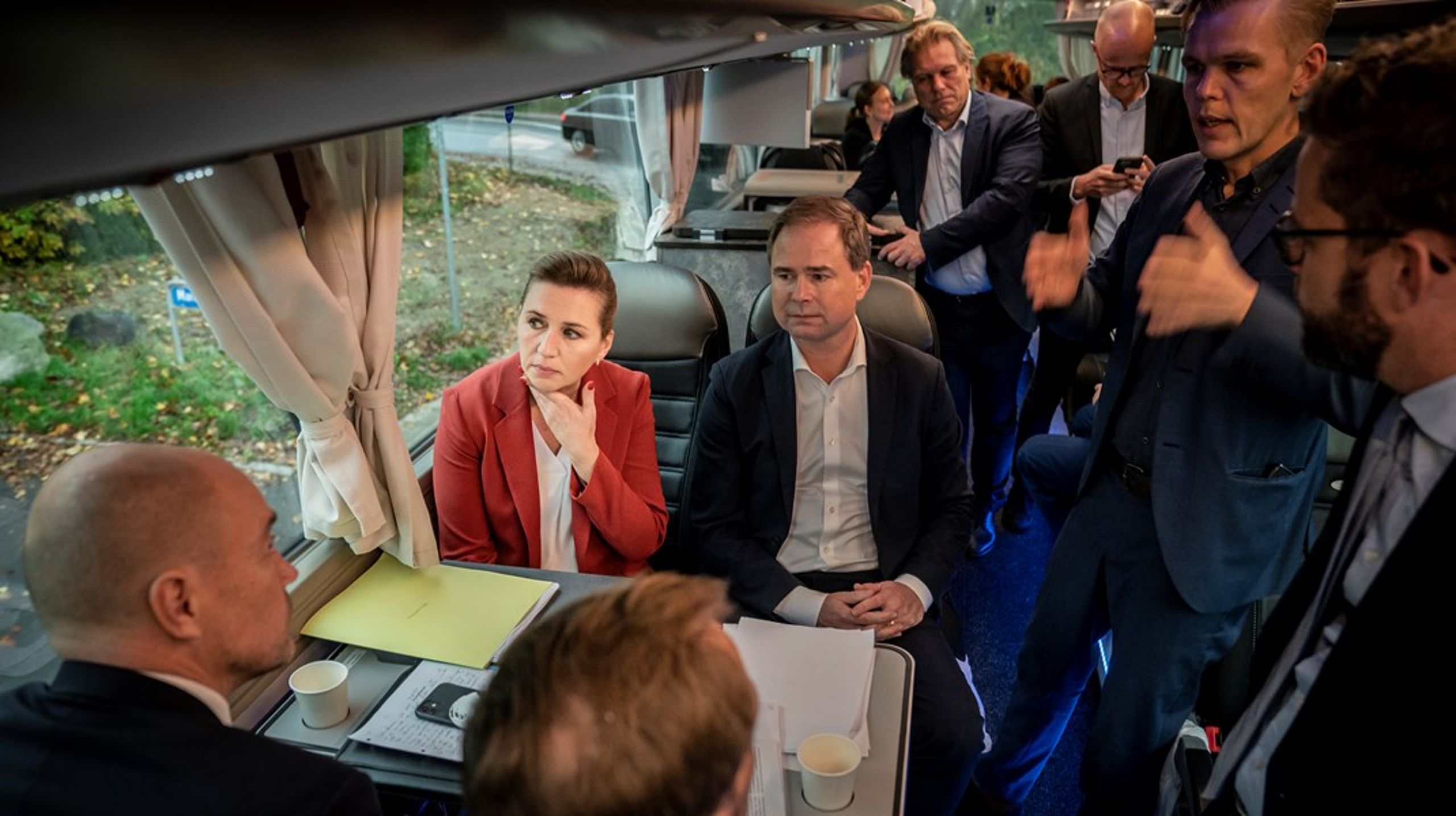 Statsminister Mette Frederiksen (S) på bussturné i valrörelsen. Det återstår att se om hon får regera vidare.