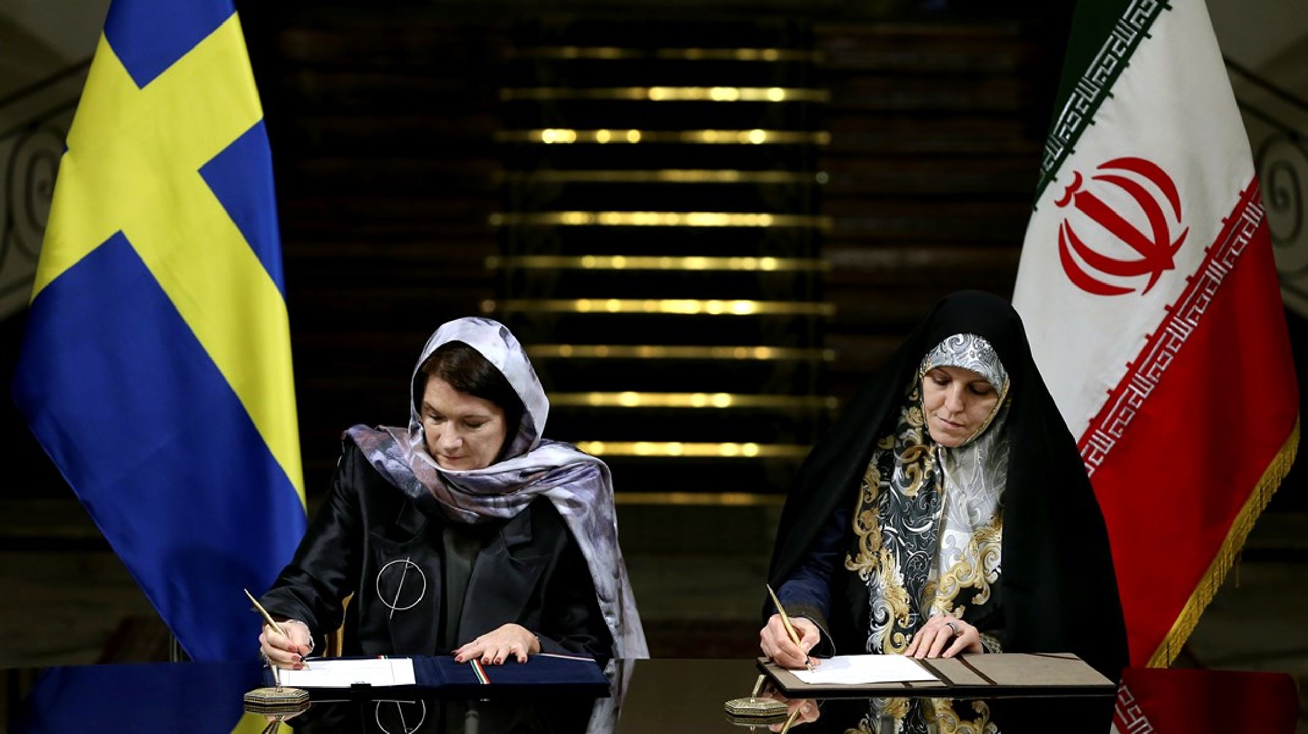 Handel eller feminism? Vid ett besök i Teheran 2017 fick dåvarande handelsminister Ann Linde skarp kritik för att hon bar slöja. Som här tillsammans med Shahindokht Molaverdi, dåvarande minister för kvinno- och familjefrågor.&nbsp;<br>