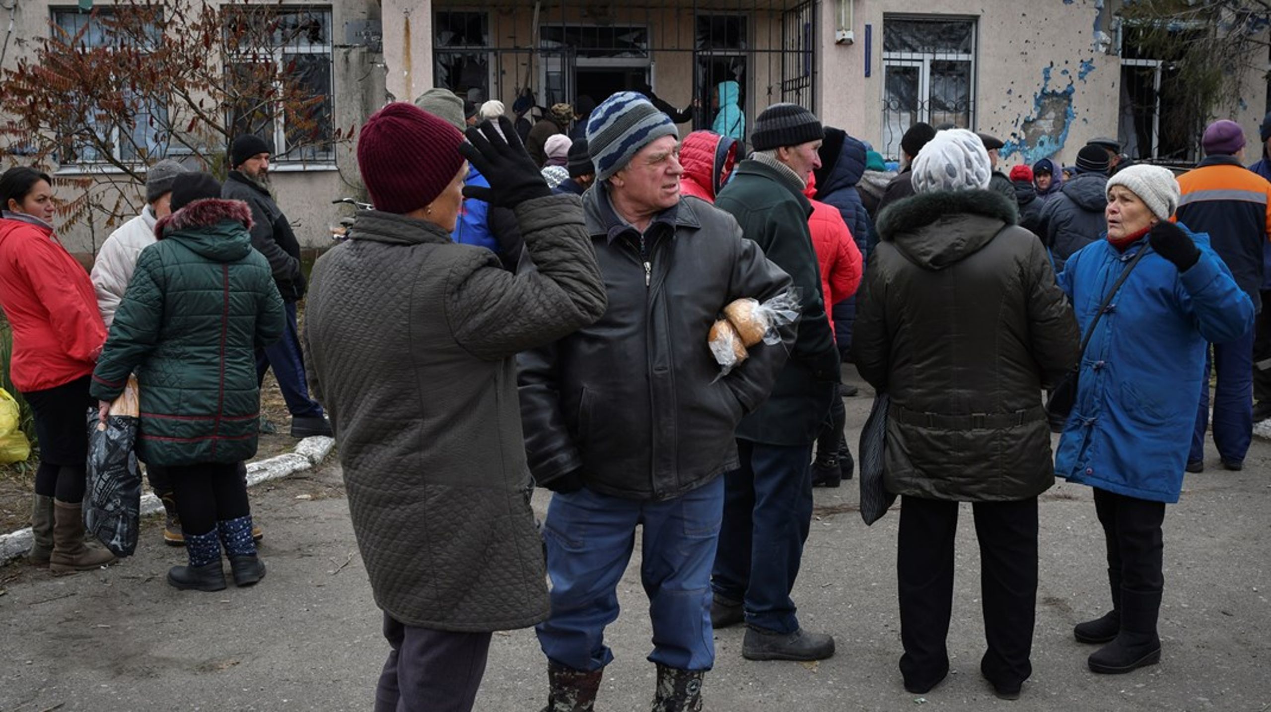 Byinvånarna i Yampil, Ukraina får bröd. Behoven är stora och Sverige har i veckan fattat beslut om ett stort stödpaket.