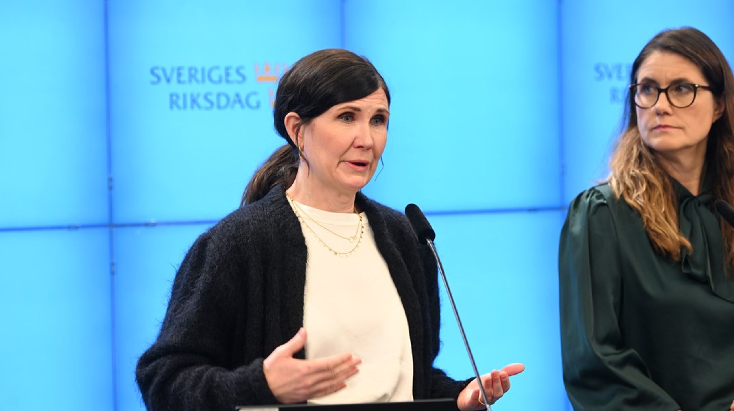 Miljöpartiets sråkrör Märta Stenevi och Janine Alm Ericson, ekonomiskpolitisk talesperson,&nbsp;presenterar partiets skuggbudget.