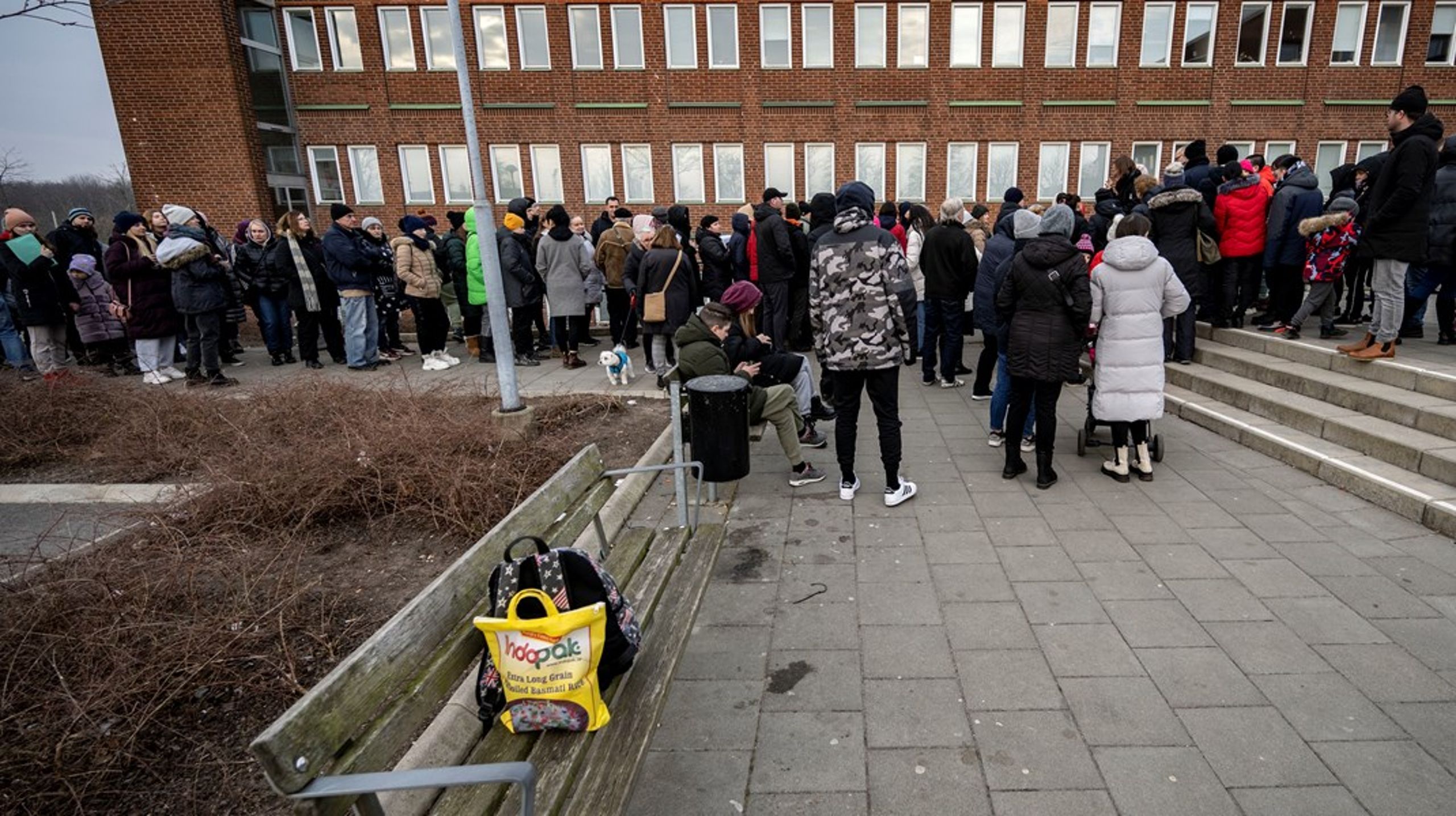Ukrainska flyktingar vid Migrationsverket på Jägersro i Malmö. Med de nya ESF-medlen ska folkhögskolor och studieförbund hjälpa flyktingar att komma in på arbetsmarknaden. (Arkivbild)