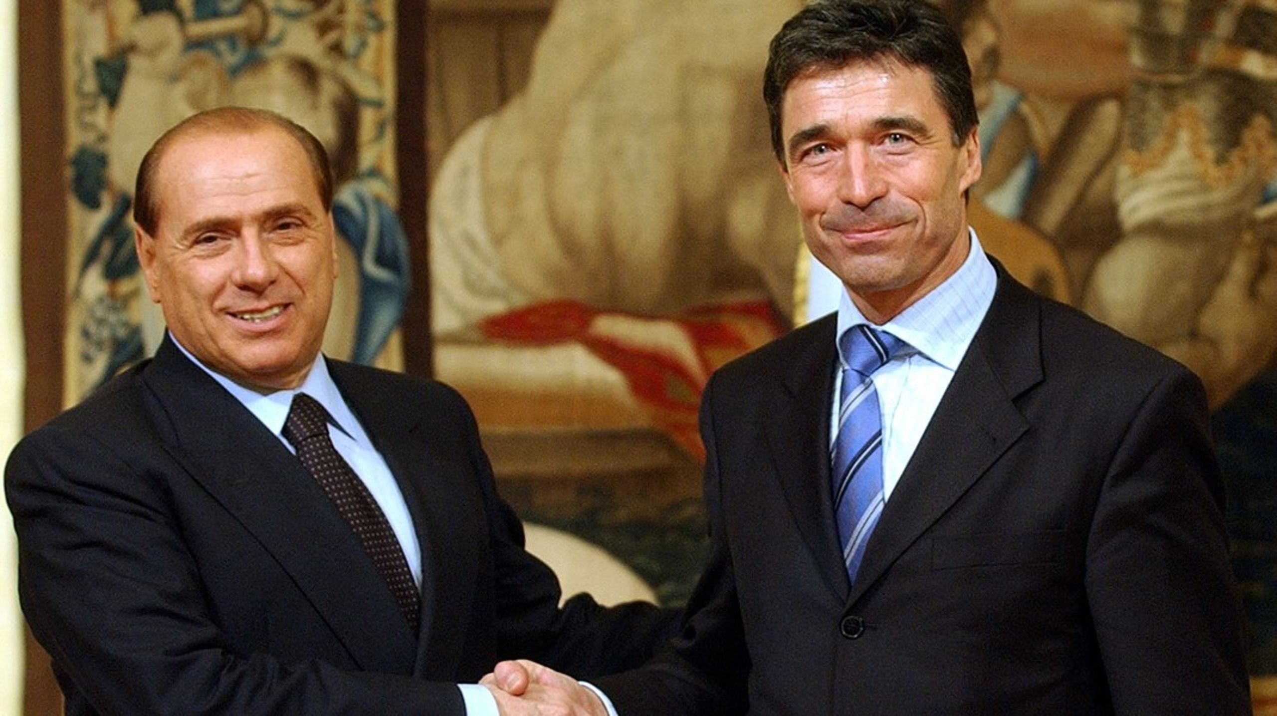 Till DR-journalisten Mette Fugl sade Silvio Berlusconi att Anders Fogh Rasmussen, som ledde det danska&nbsp;ordförandeskapet 2002,&nbsp;var den ”most handsome” av alla stats- och&nbsp; regeringschefer.