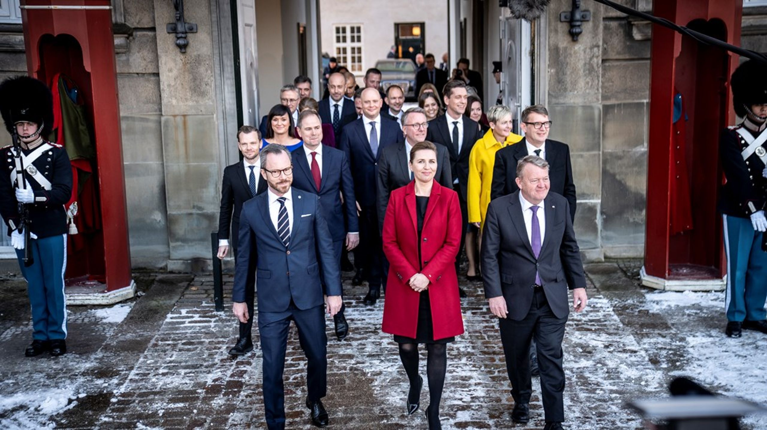 De tre partiledarna får
alla tunga poster i regeringen. Venstres Jakob Ellemann-Jensen (till vänster i
bild) blir försvarsminister, tidigare statsminister Lars&nbsp;Løkke Rasmussen
(M) blir utrikesminister.&nbsp;