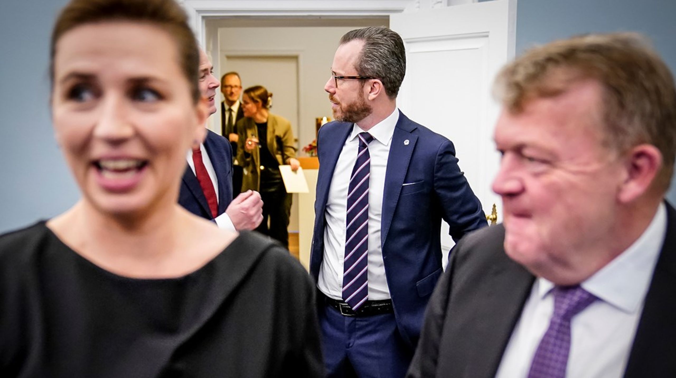 Statsminister Mette Frederiksen, vice statsminister&nbsp;och försvarsminister Jakob Ellemann-Jensen och utrikesminister Lars Løkke Rasmussen.