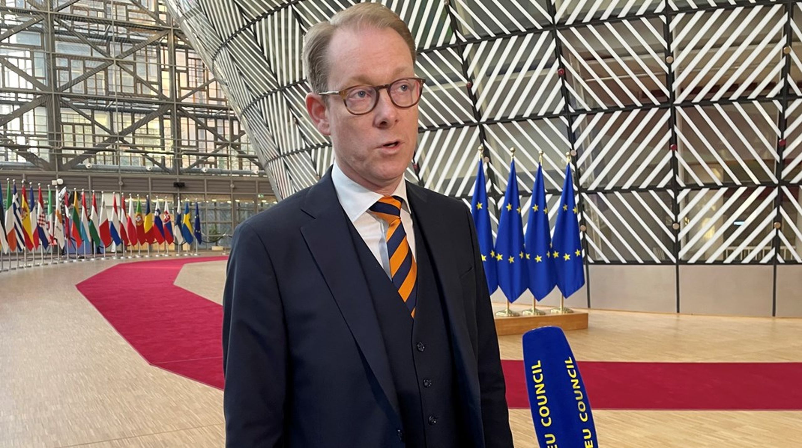 Utrikesminister Tobias Billström (M) skulle kunna initiera ett initiativ om att ta fram förslag om kännbara sanktioner mot Iran, skriver debattören.