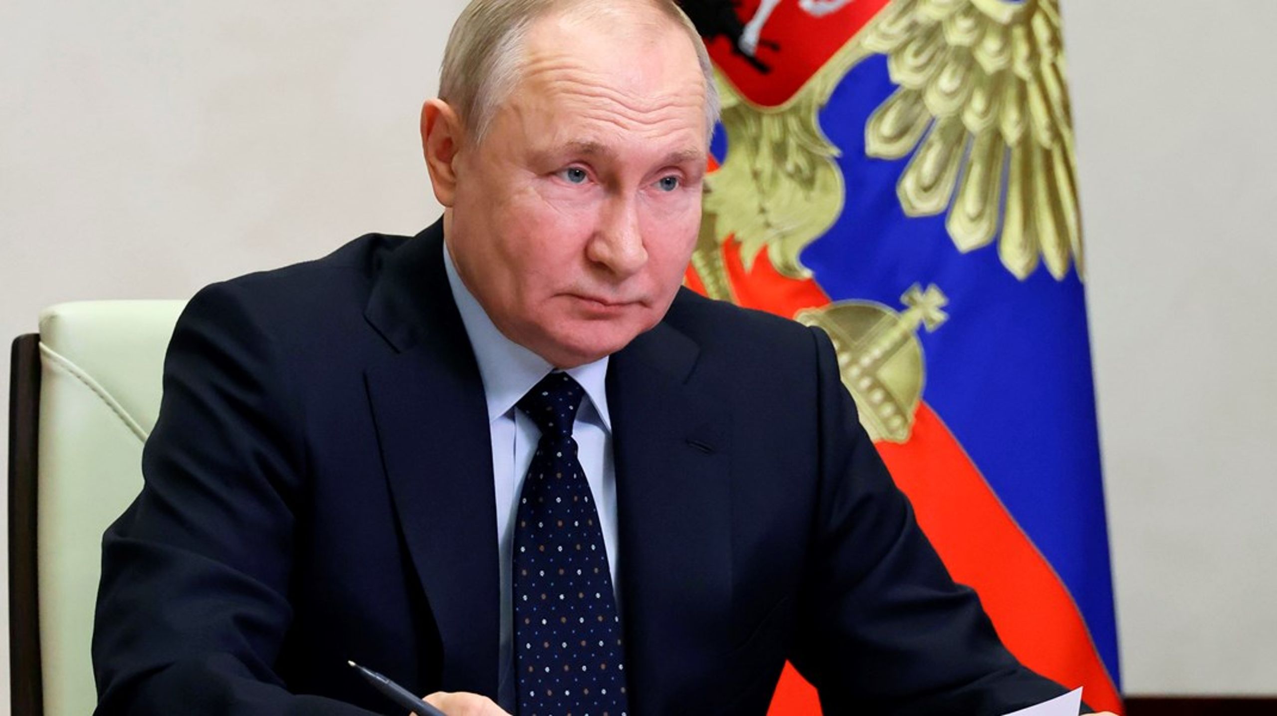 Ryssland och det ryska ledarskapet måste helt enkelt straffas hårdare för sina brott mot mänskligheten, skriver debattörerna.