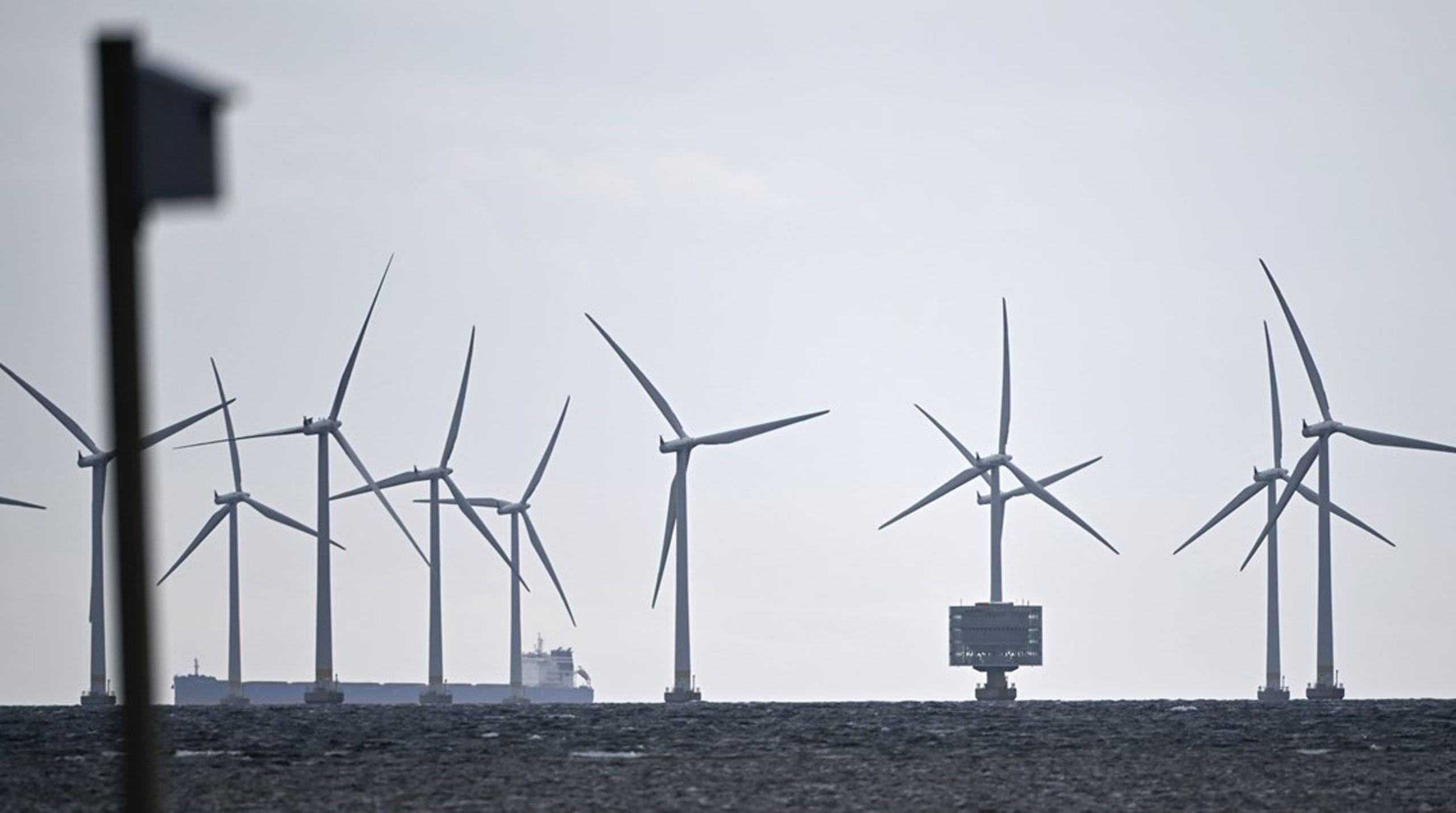 Det tar för lång tid&nbsp;att bygga ut den havsbaserade vindkraften, menar debattörerna.