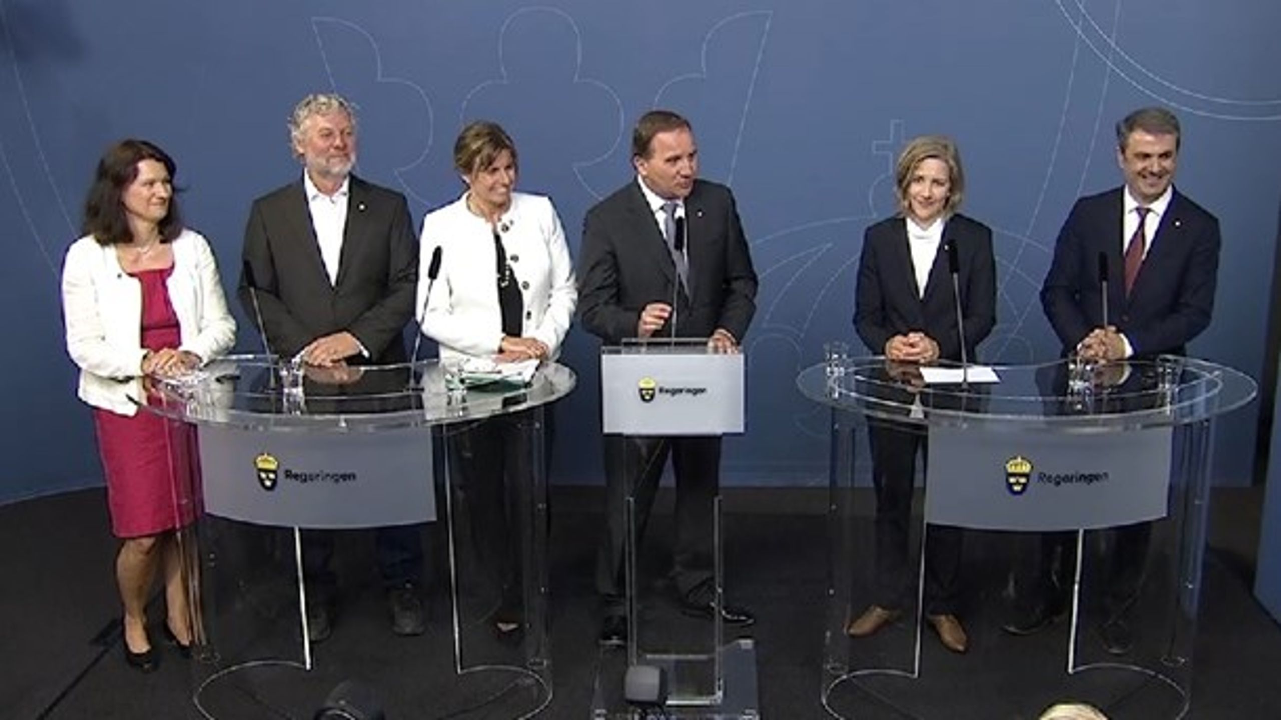 <br>På onsdagen presenterades &nbsp;nya ministrar och förändringar i regeringen.
 Från vänster:&nbsp;Ann Linde, Peter Eriksson, Isabella Lövin, Stefan Löfven, Karolina Skog 
och Ibrahim Baylan.<br>