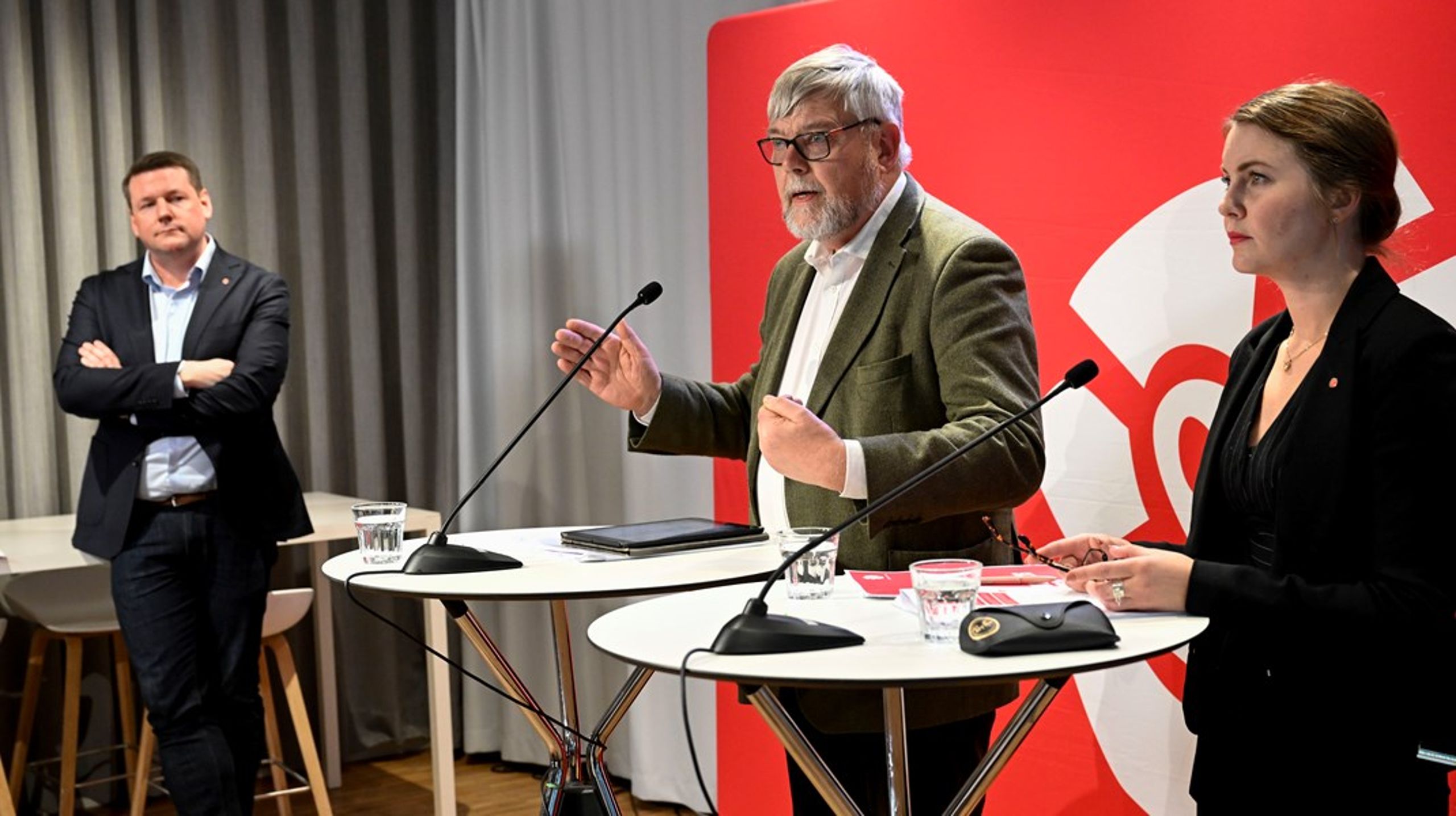 Leif Jakobsson och Ida Karkiainen har lett Socialdemokraternas valanalys och har nu överlämnat den till partisekreteraren Tobias Baudin.