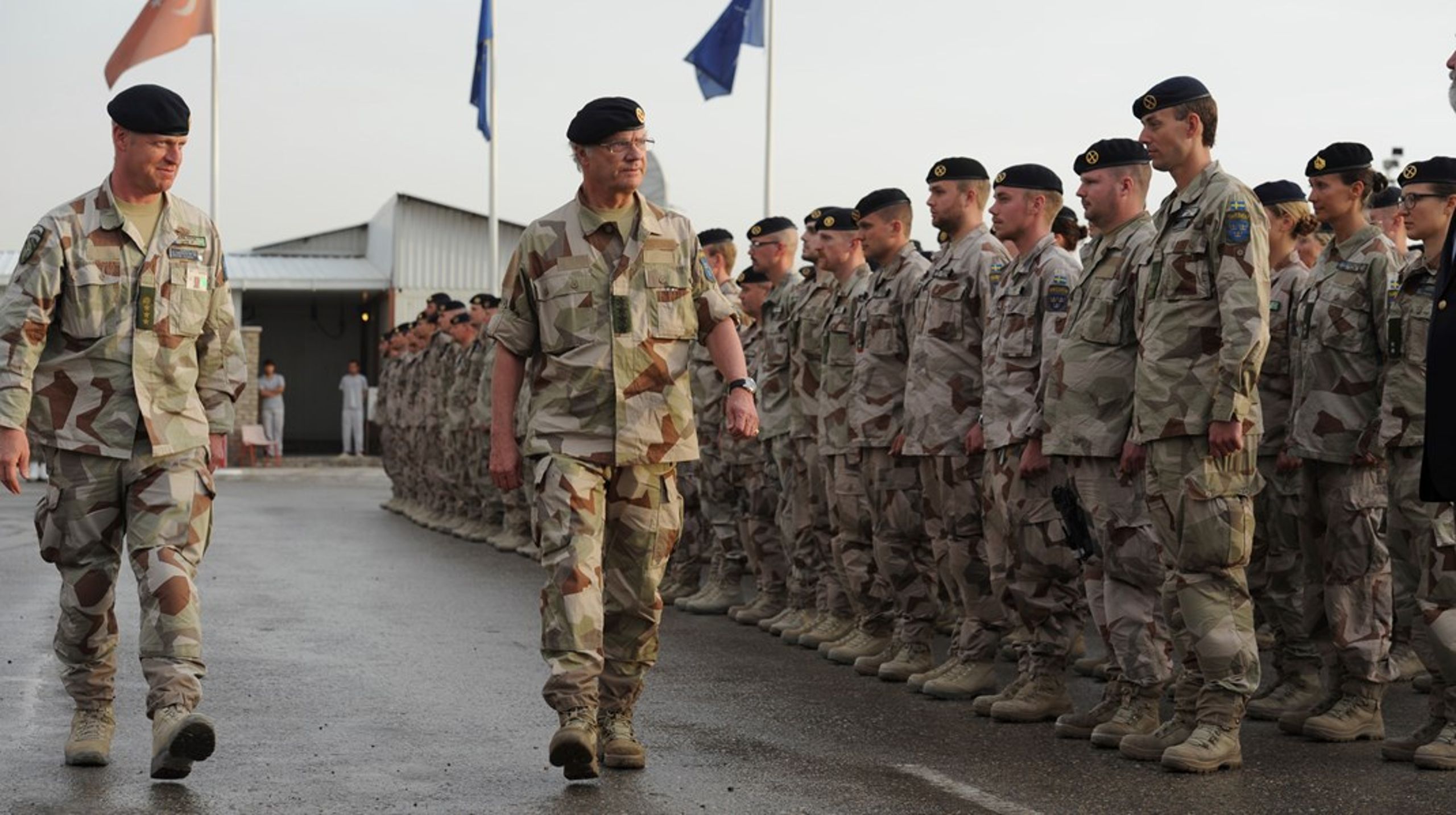 <span>Kung Carl XVI Gustaf inspekterar den svenska styrkan vid den svensk-finska huvudcampen Camp Northern Lights i Mazar-e Sharif i Afghanistan år 2011.<br><br></span>