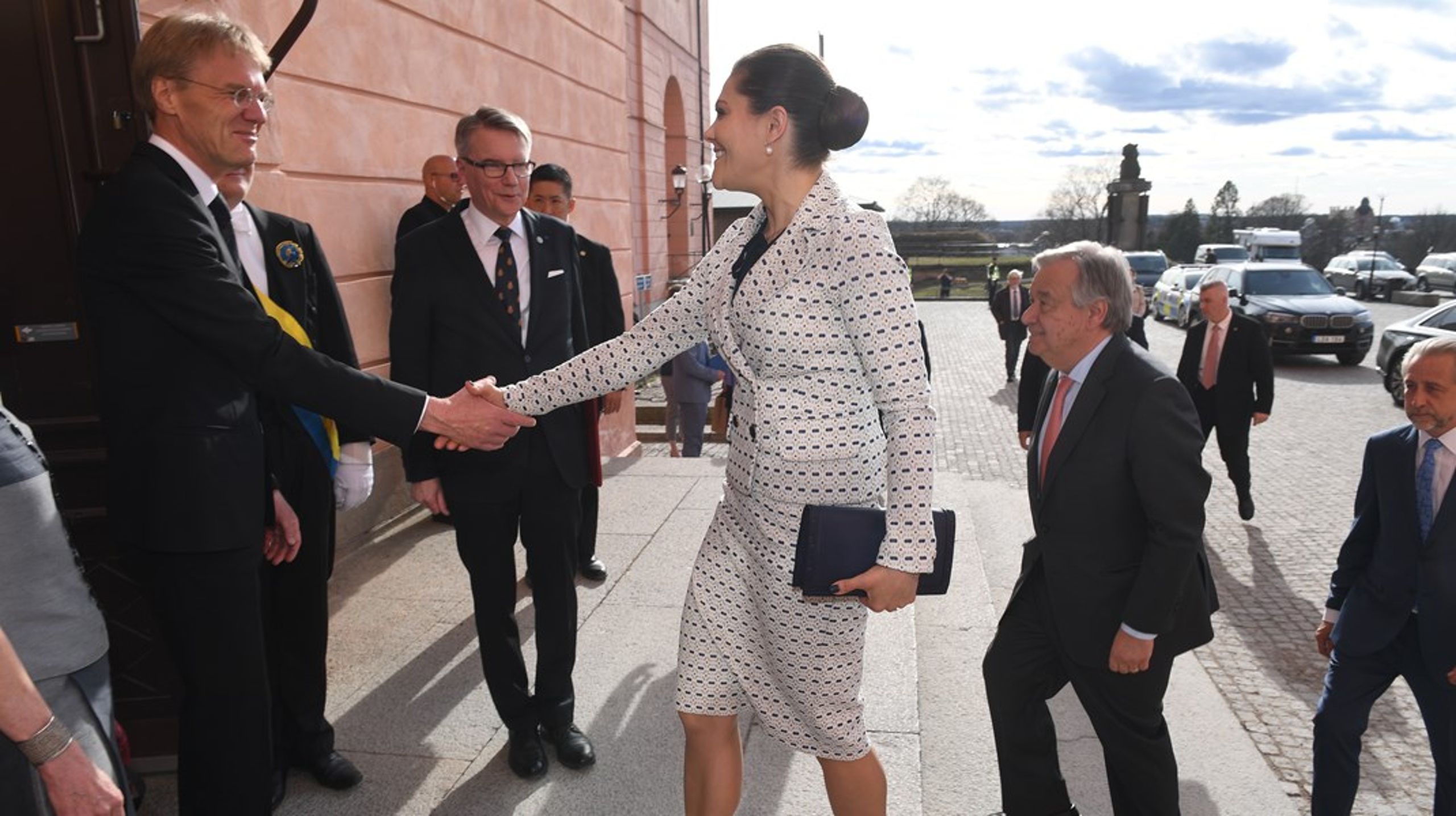 Kronprinsessan Victoria och FN:s generalsekreterare Antonio Guterres anländer till Uppsala slott och tas emot av landshövding Göran Enander vid ett besök 2018.