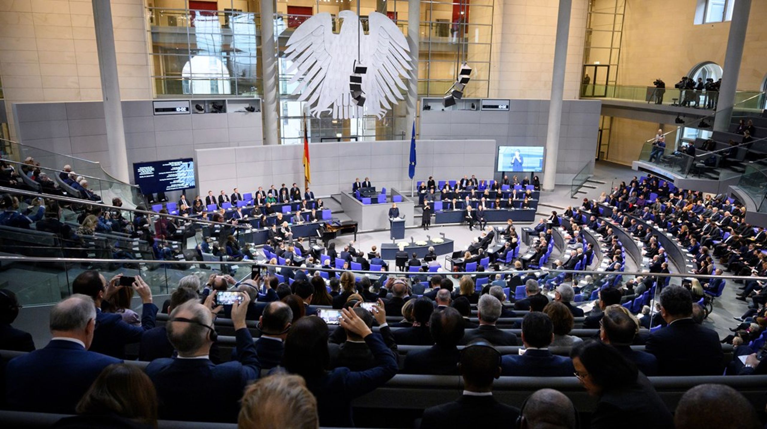I dag består den tyska förbundsdagen av 736 ledamöter. Nu finns förslag om att minska antalet till 598.