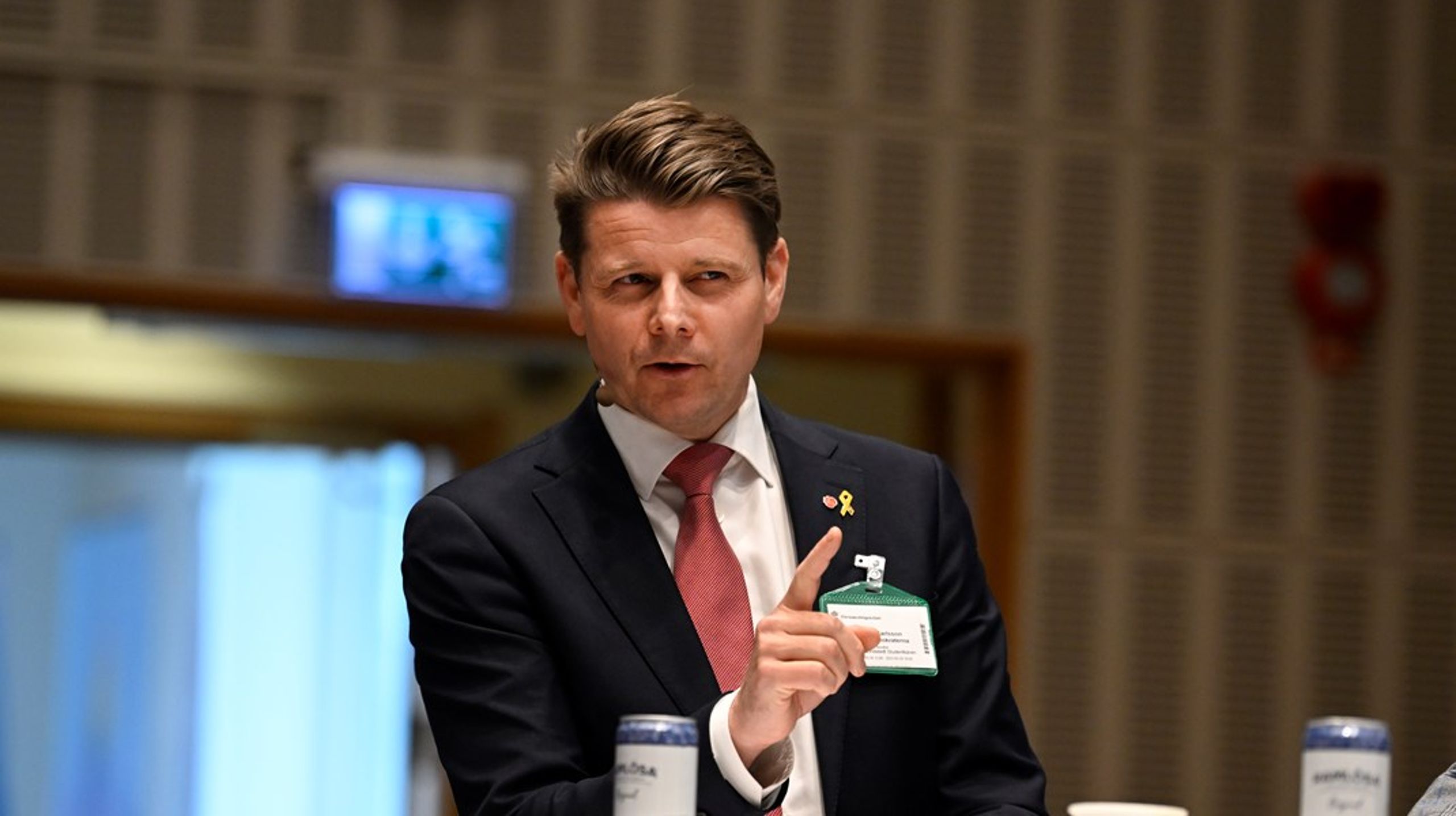 Socialdemokraternas Niklas Karlsson gick hårt åt regeringen: Jag kan inte bestämma mig för är om den borgerliga regeringen 
representerar inkompetens eller om man representerar en fullständig 
ovilja <br>