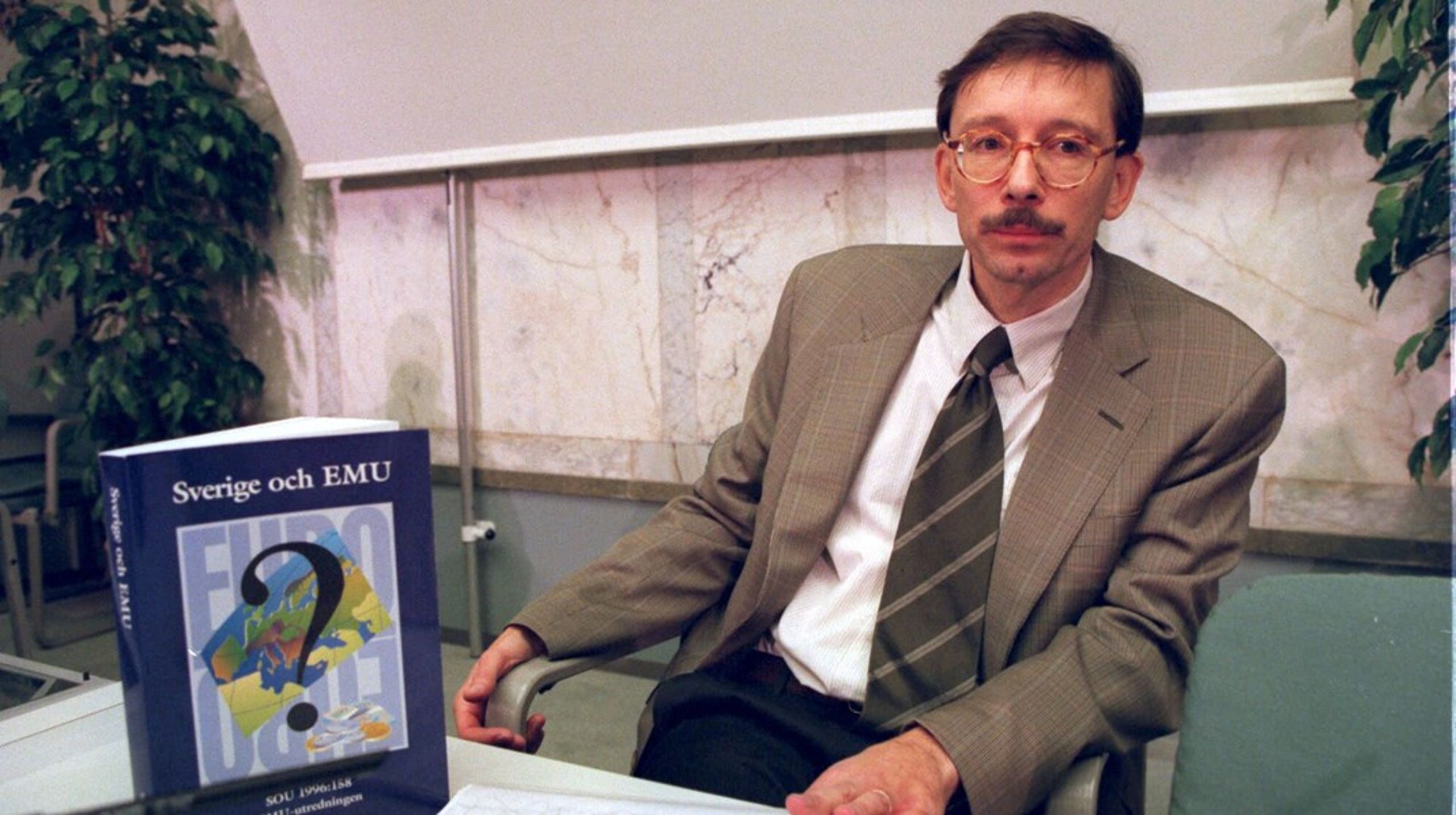 Lars Calmfors när han presenterade den senaste EMU-utredningen 1996.