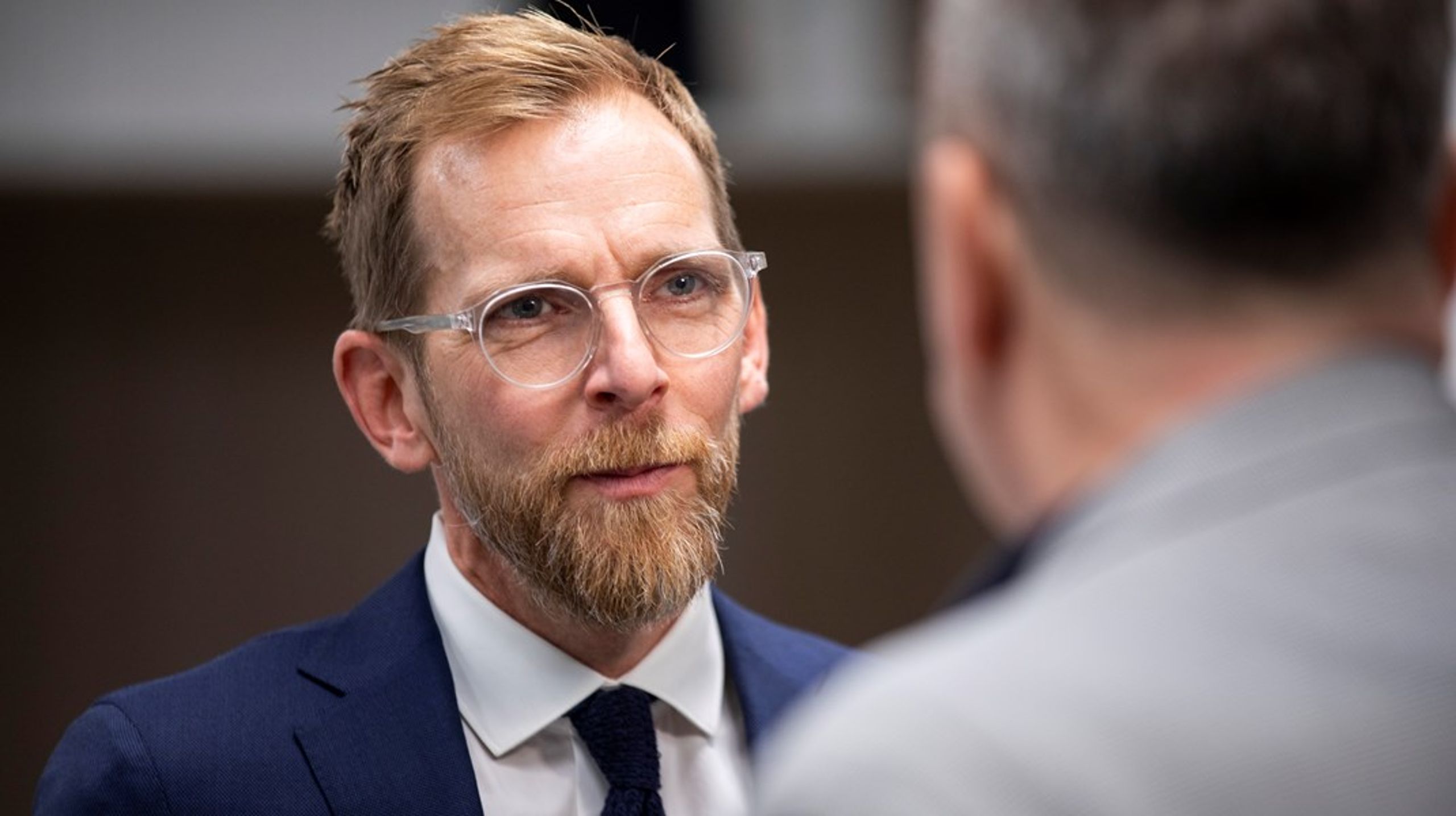 Socialminister Jakob Forssmed (KD) vill vänta in den pågående utredningen innan han tar ställning till hur lustgas ska regleras.