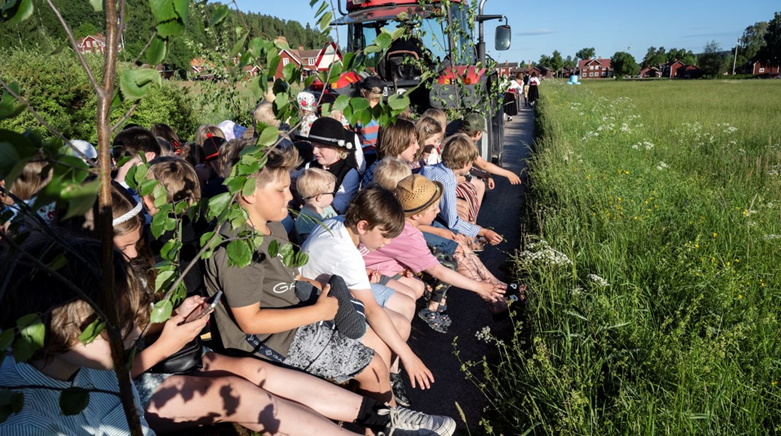 Under midsommarfirandet i Tibble utanför Leksand brukar barnens få åka&nbsp;traktorflak till det större firandet i byn senare på kvällen. &nbsp;