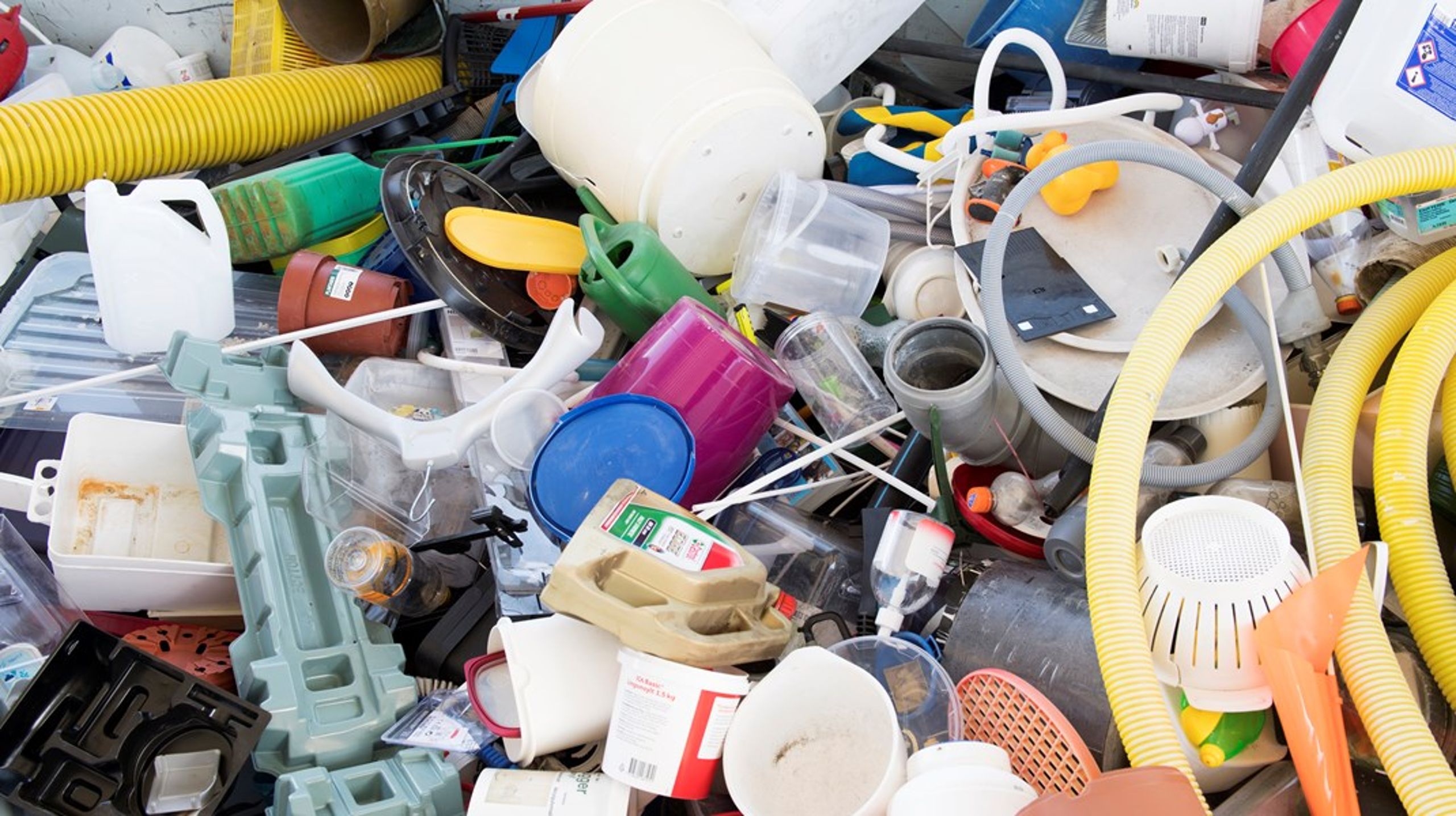 I dag finns det hundratals sorters plast vilket försvårar återvinningen, skriver debattörerna.