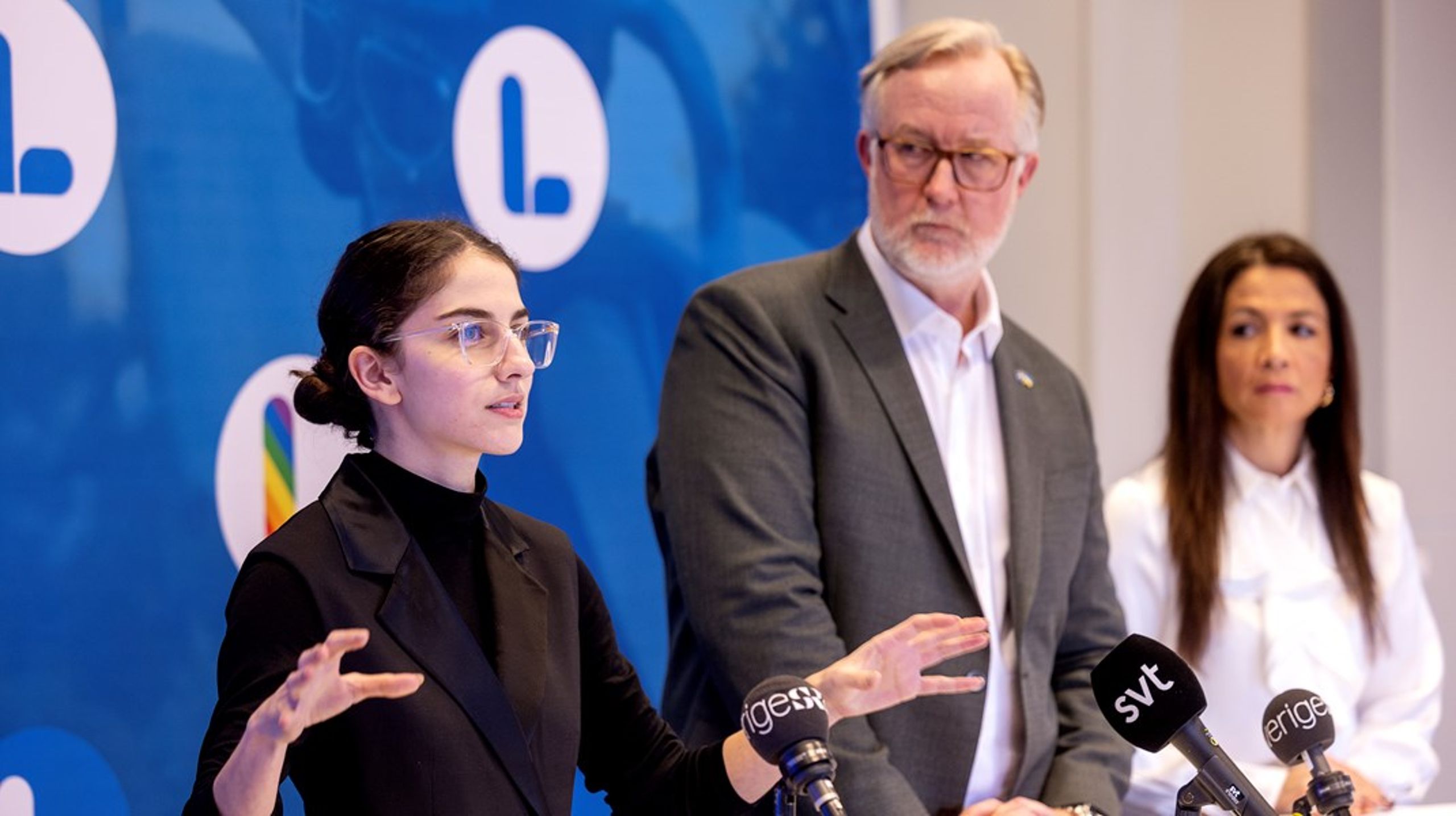 Romina Pourmokhtari, Johan Pehrson och Gulan Avci vid en pressträff på Liberalernas riksmöte.