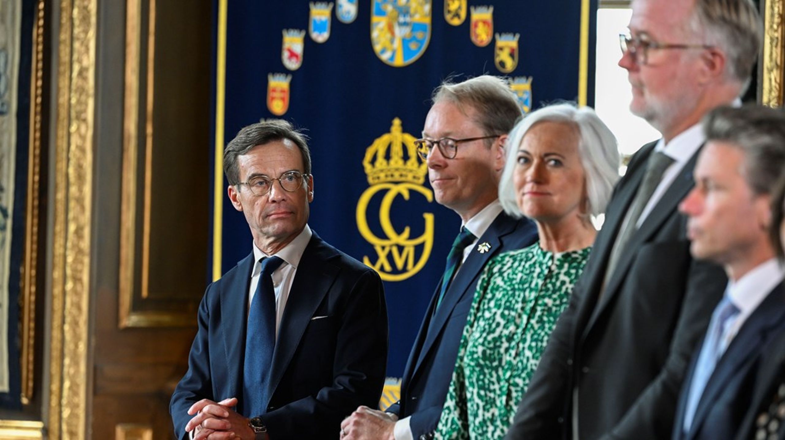 Statsminister Ulf Kristersson (M)&nbsp;längst till vänster och sjukvårdsminister Acko Ankarberg Johansson (KD) till höger om utrikesminister Tobias Billström (M).