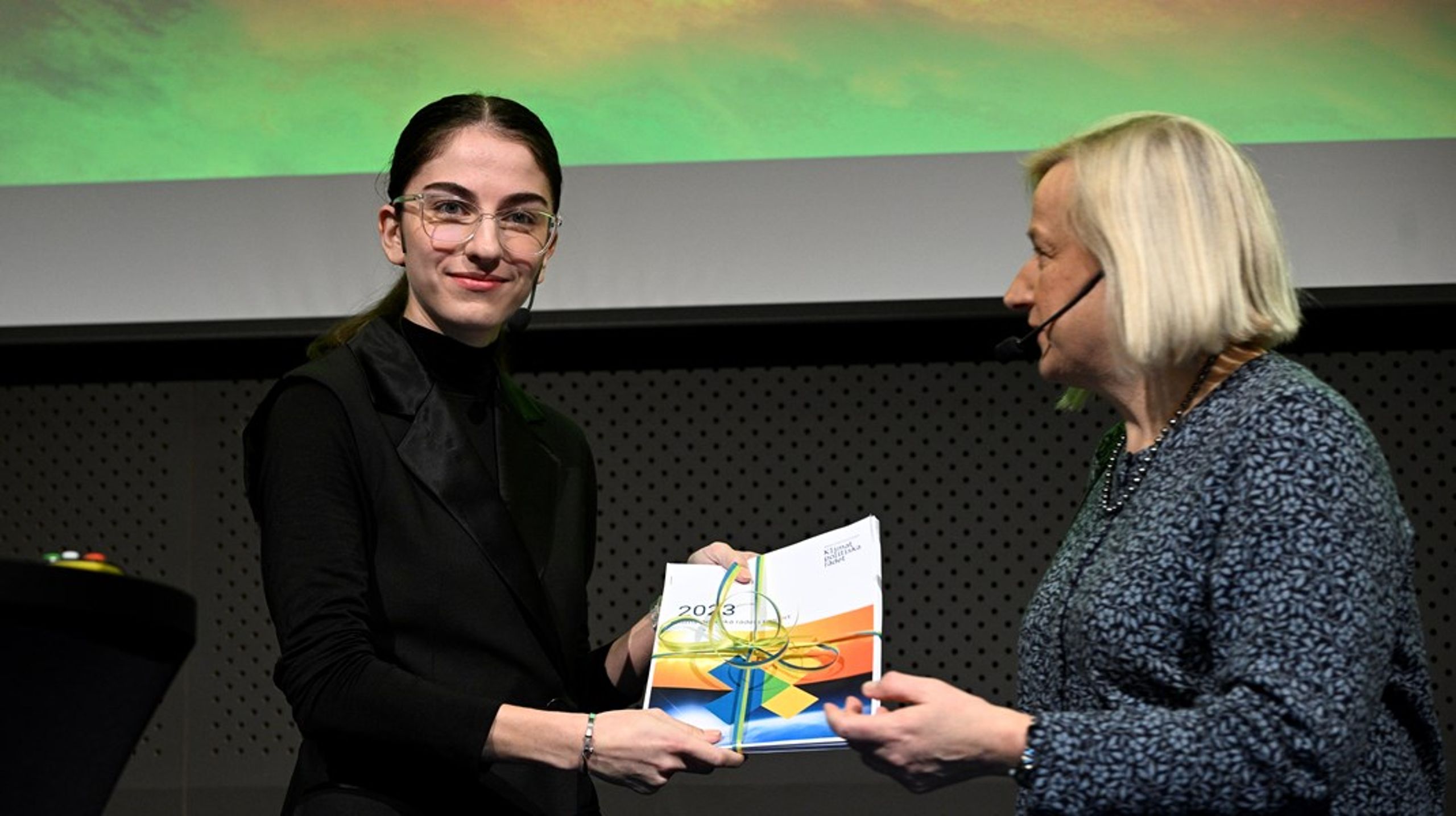 Cecilia Hermansson lämnade över rådets granskning av regeringens klimatpolitik till klimat- och miljöminister Romina Pourmokhtari (L) så sent som förra veckan.