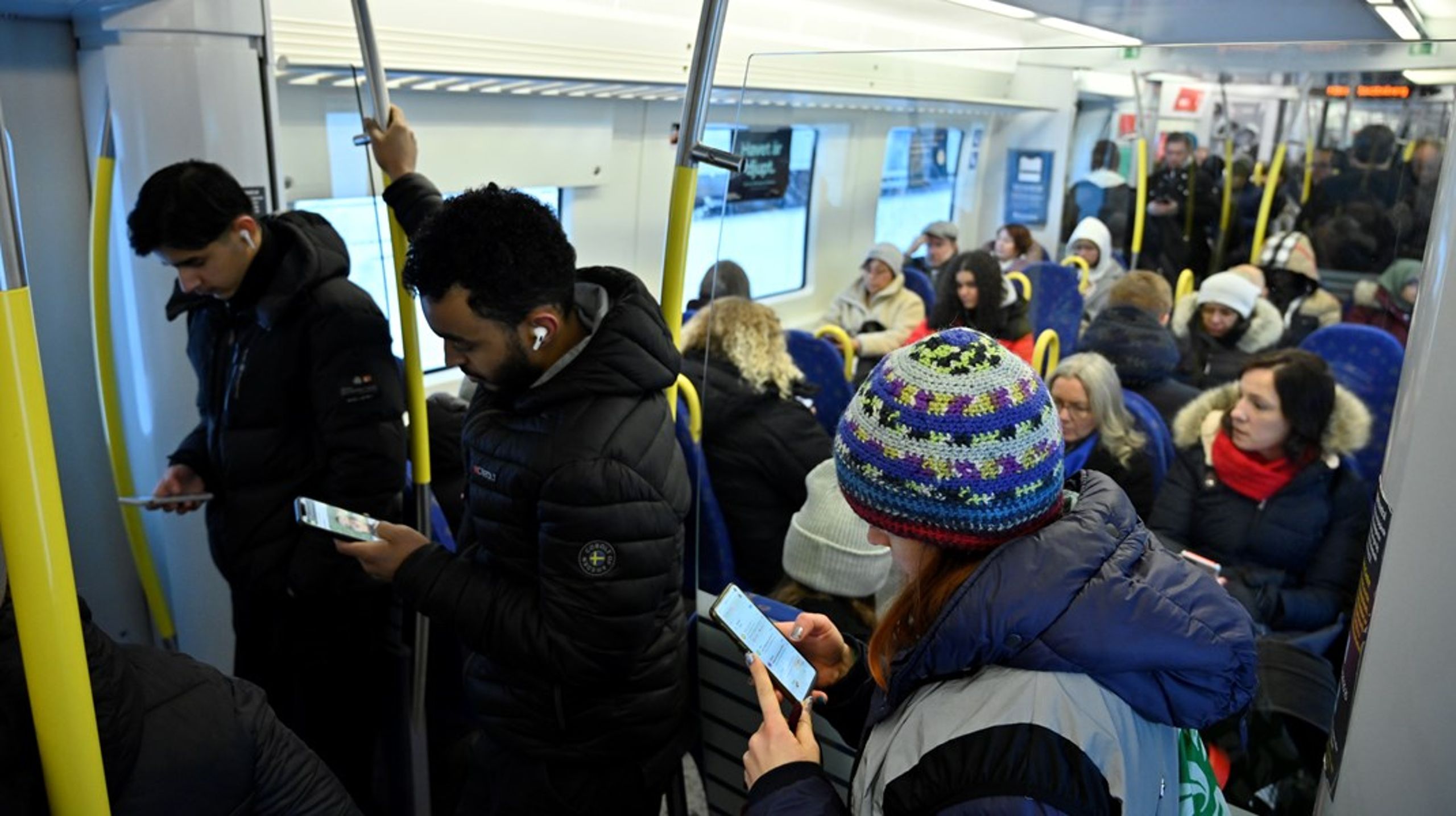 I dag har hälften av tågvärdarna tagits bort på pendeltågen i Stockholm och planerna är att tågen ska köras helt utan tågvärdar framöver, skriver debattörerna.