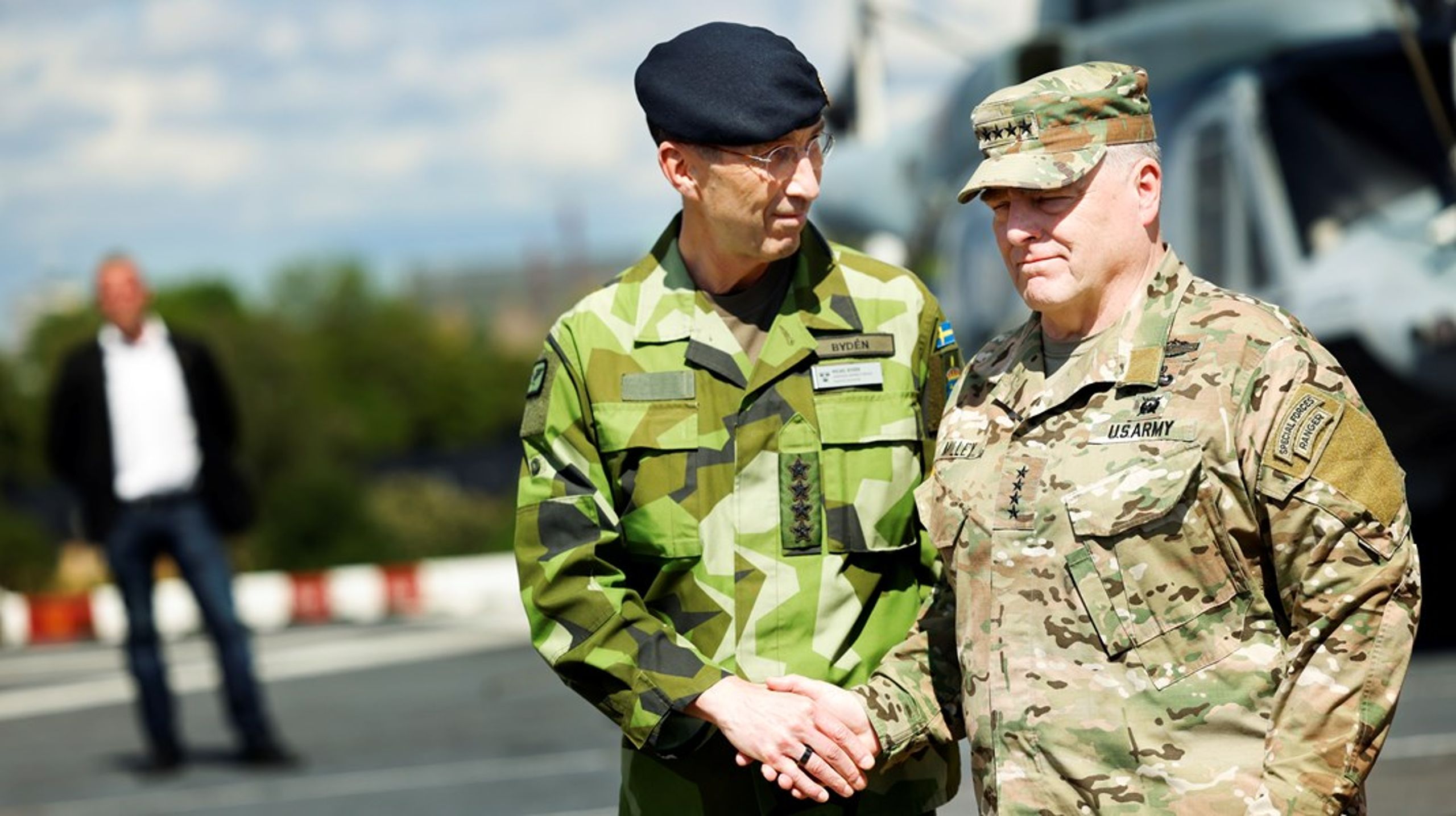 Förfrågningarna från framför allt Nato-länder om militära övningar på svensk mark har ökat kraftigt. Sveriges överbefälhavare Micael Bydén och USA:s försvarschef Mark Milley.