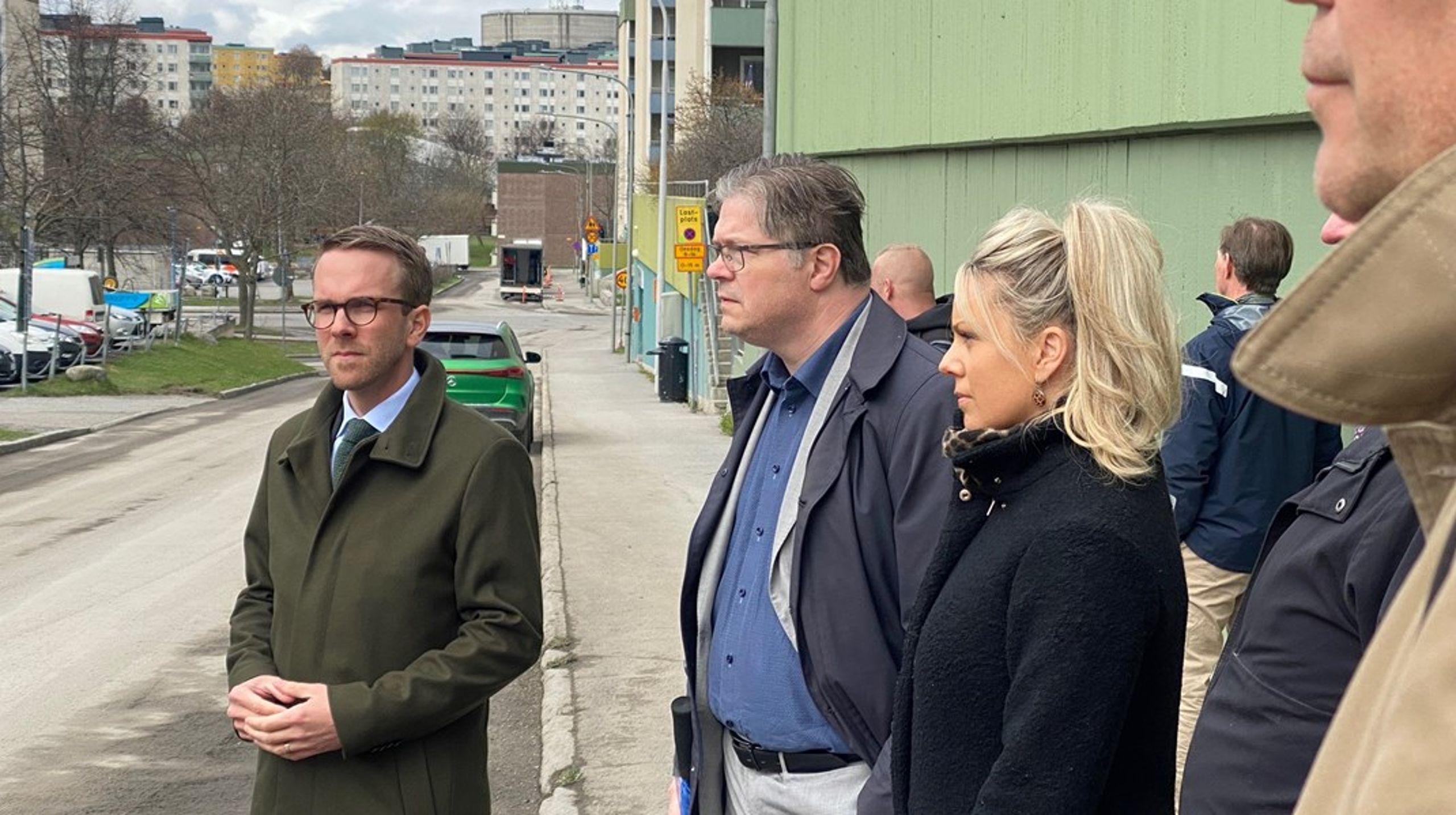 Bostads- och infrastrukturminister Andreas Carlson (KD) vid ett besök hos Fastighetsägare i Järva&nbsp;i nordvästra Stockholm&nbsp;tillsammans med andra företrädare från Tidöpartierna i civilutskottet.