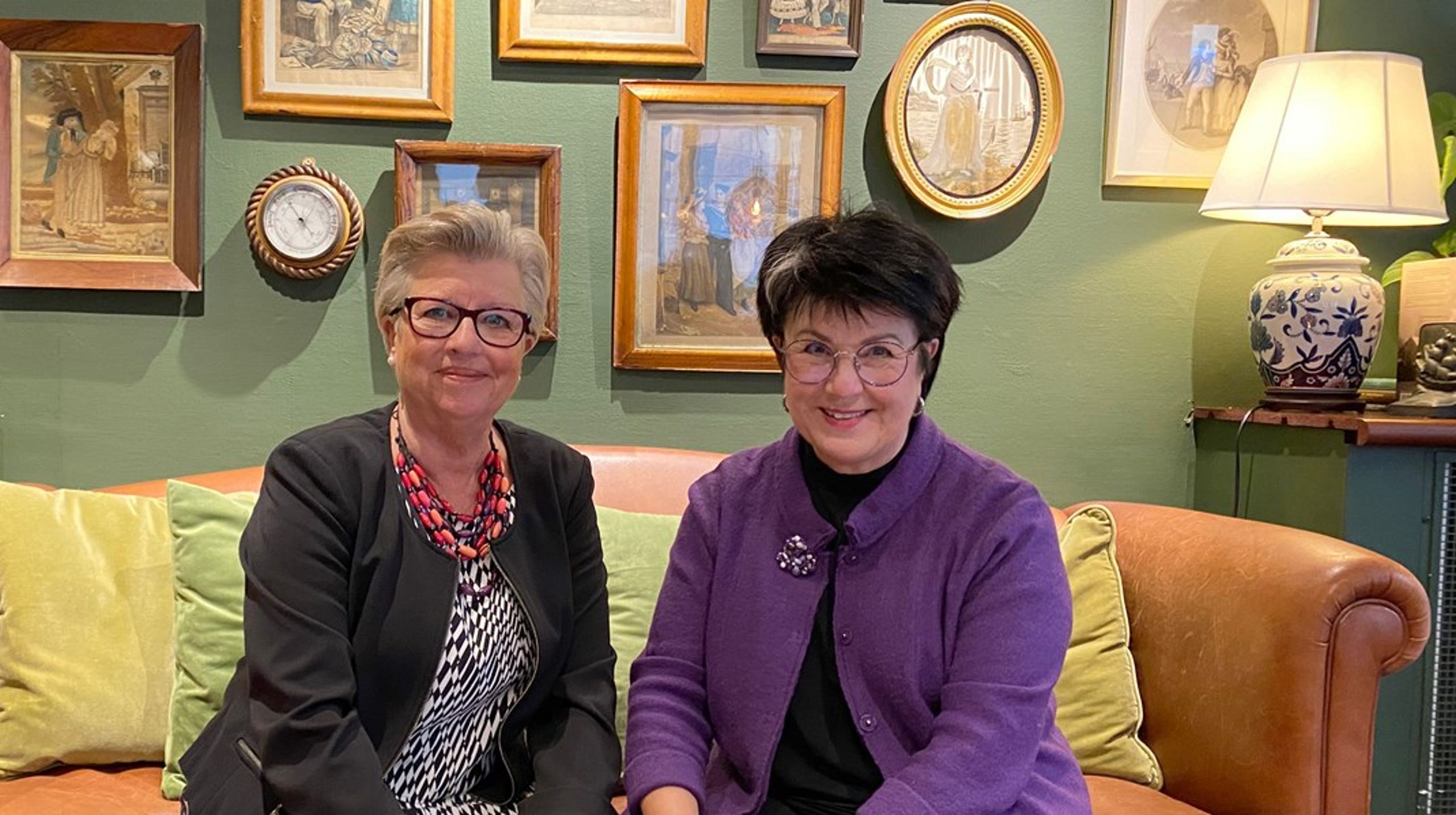Christina Palm och Eva-Lis Sirén, ordförande för Sällskapet för folkundervisningens befrämjande respektive Lärarstiftelsen.