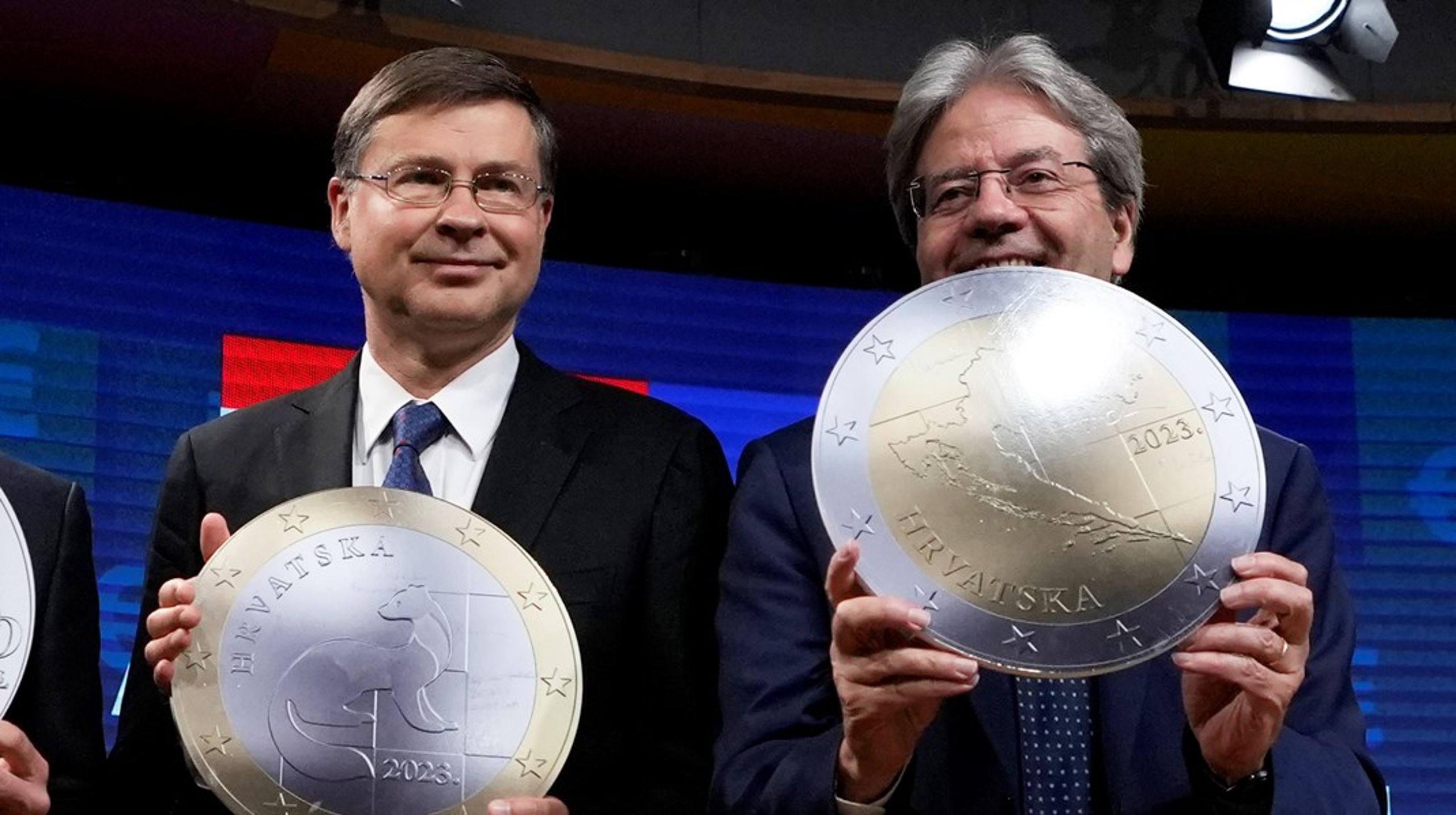 EU-kommissionens ekonomiska chefer, Valdis Dombrovskis (vänster) och Paolo Gentiloni (höger) vill uppdatera EU:s utskällda skuldregler och göra dem mer realistiska.<br>