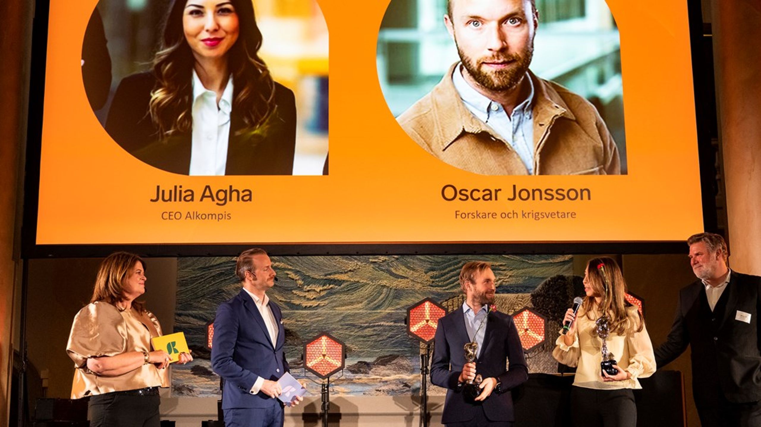 Julia Agha och Oscar Jonsson fick årets hederspris vid utdelningen av Stora kommunikationspriset 2023.