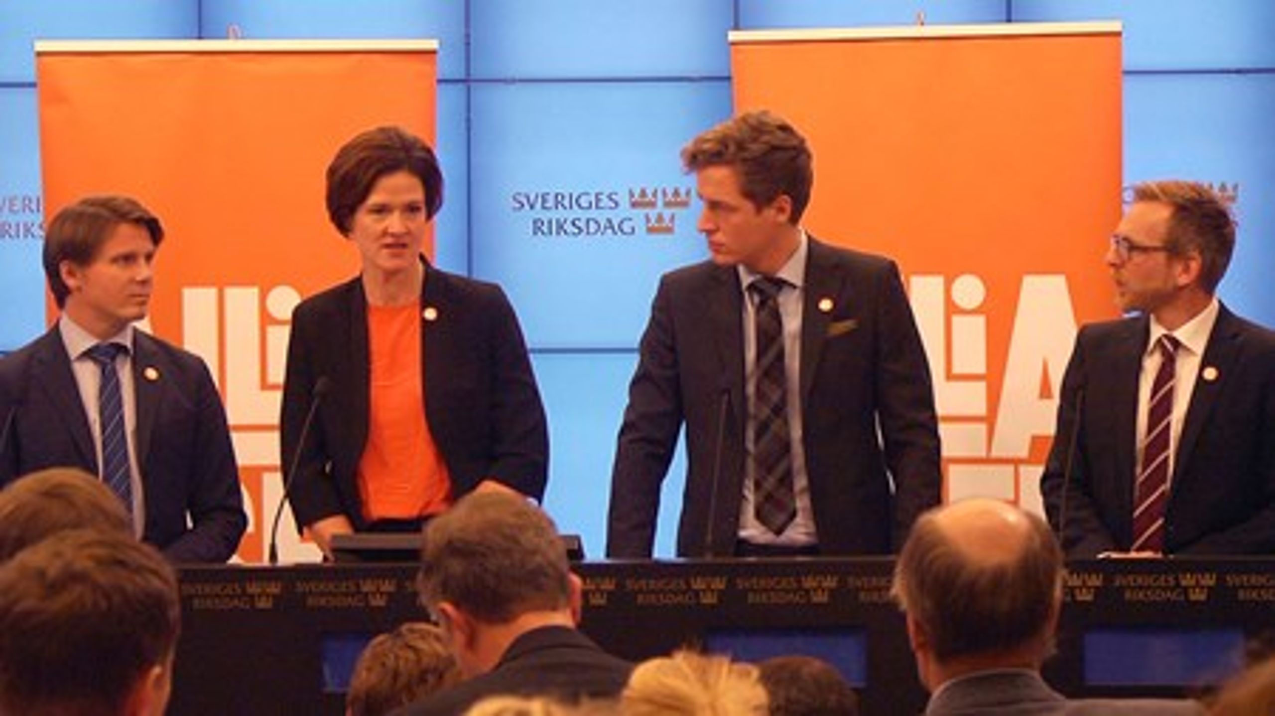 Alliansens ekonomiskpolitiska talespersoner Erik Ullenhag
(FP), Anna Kinberg Batra, Emil Källström (C) och&nbsp;Jakob Forssmed (KD) tänker inte
bryta ut delar av regeringens budget. Alternativen ställs som helhet mot varandra
(Bild: Alliansen).