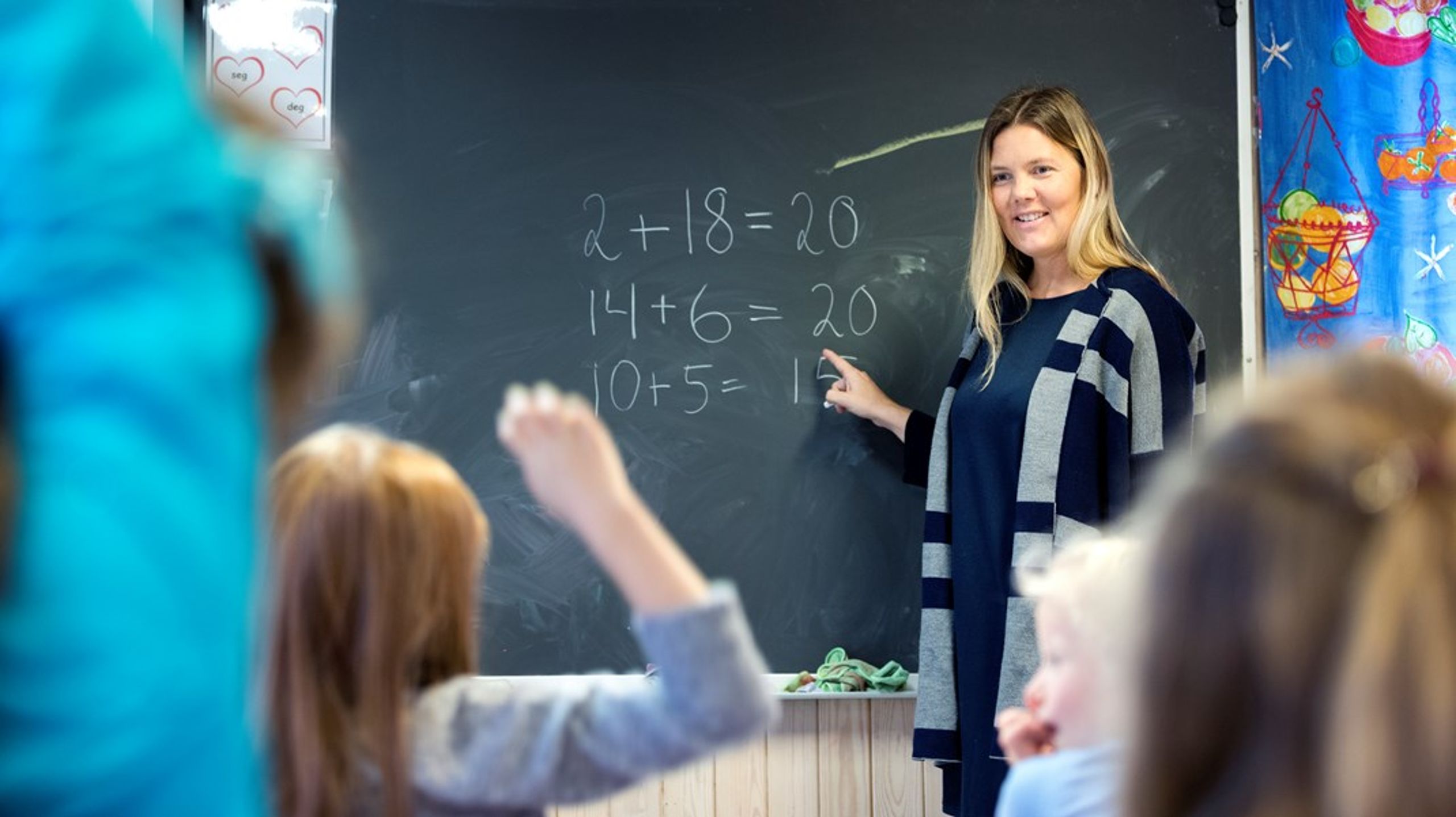 Runtom i Sverige tvingas rektorer&nbsp;slå ihop klasser med vetskapen om att det kan få konsekvenser för barnens och elevernas utveckling,&nbsp;skriver debattörerna.&nbsp;