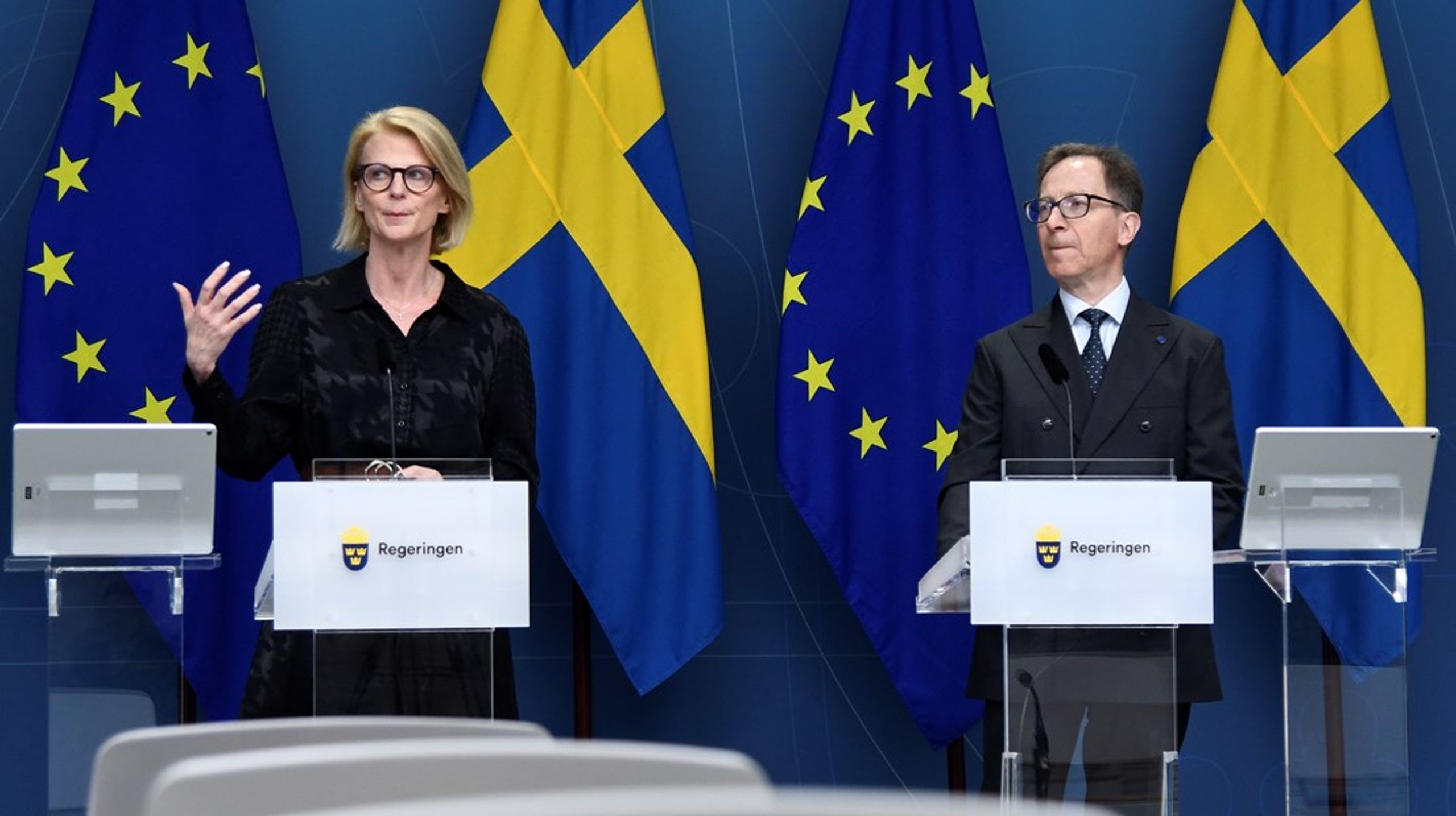 Finansminister Elisabeth Svantesson presenterar produktivitetskommissionens ordförande Hans Lindblad.&nbsp;