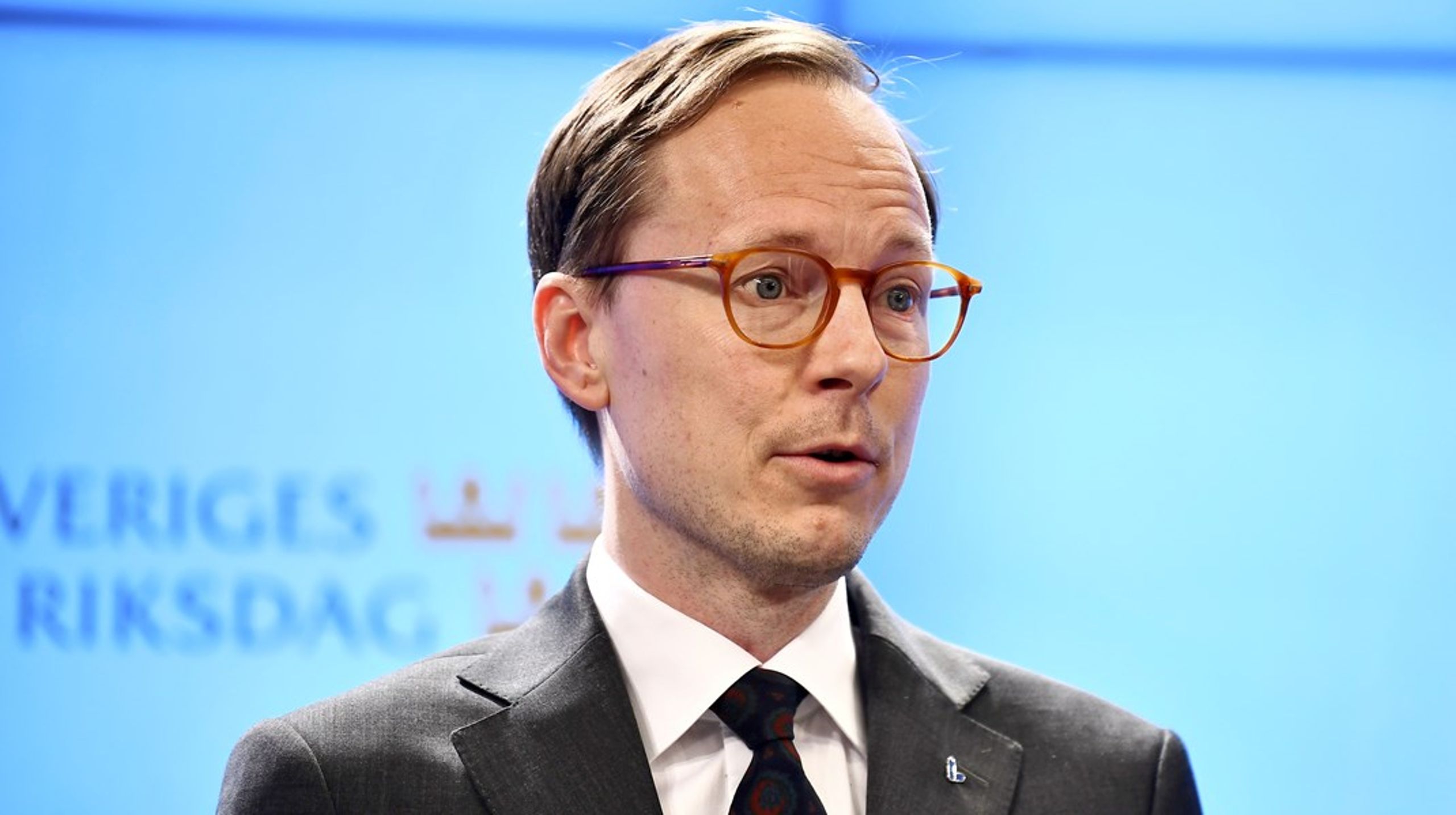 Debattören kräver att utbildningsminister Mats Persson (L) backar från beslutet om förkortade mandatperioder i landets högskolestyrelser.&nbsp;