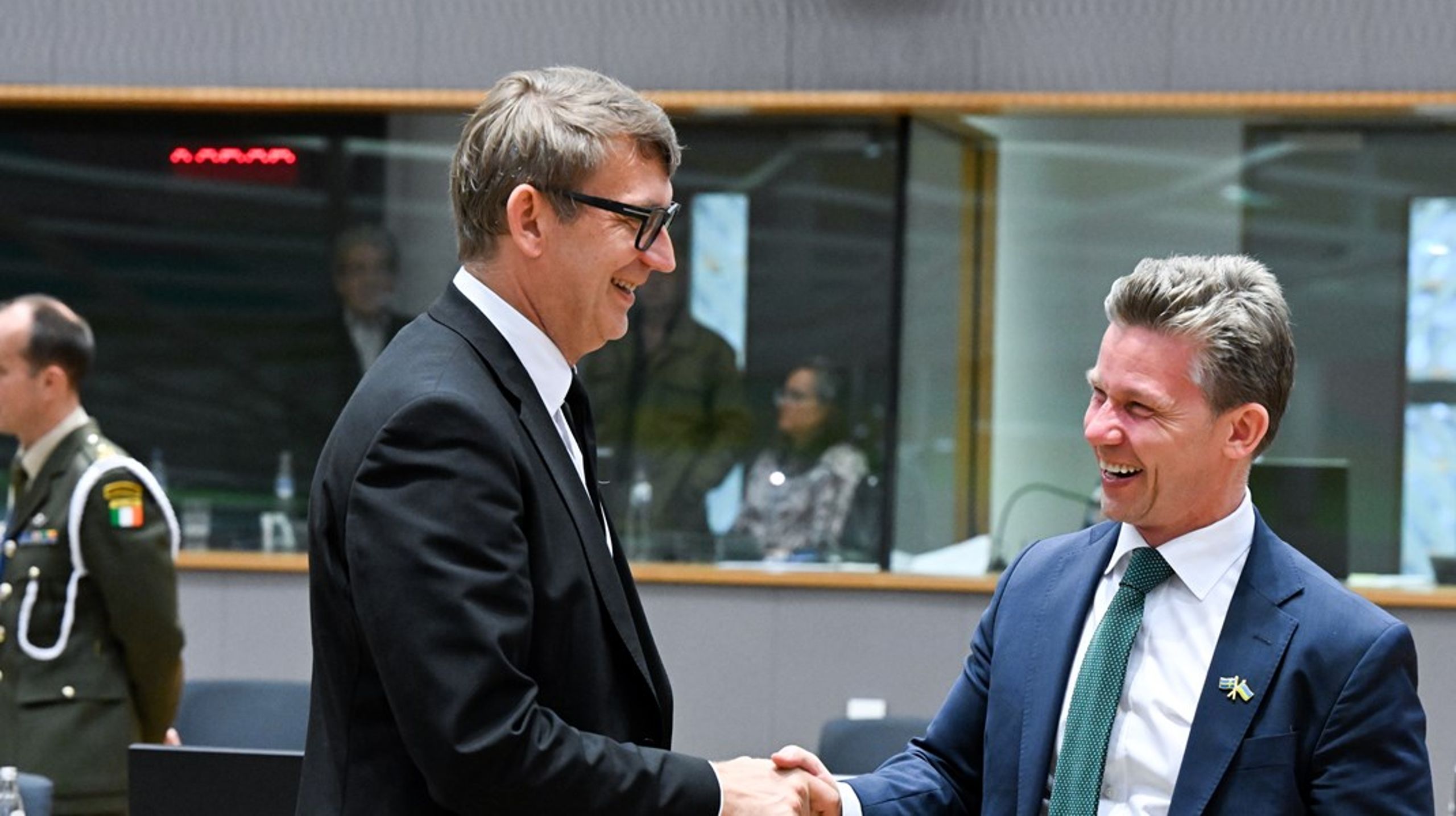 Danska försvarsministern Troels Lund Poulsen (V) och Sveriges försvarsminister Pål Jonson (M) vid försvarsministermötet i Bryssel på tisdagen.