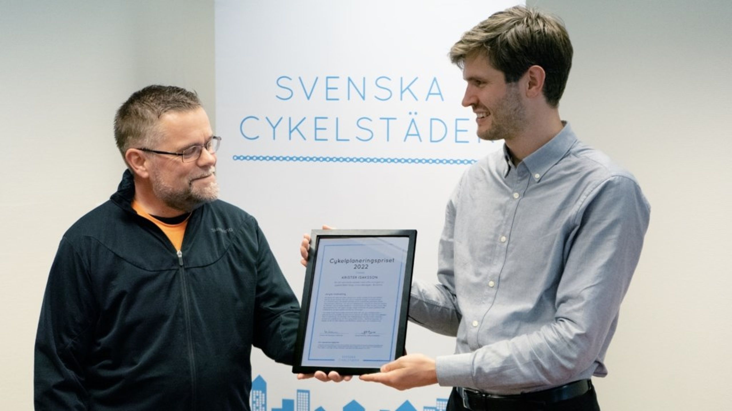Svenska Cykelstäders verksamhetsledare Samuel Williams delar ut Cykelplaneringspriset till Krister Isaksson.&nbsp;