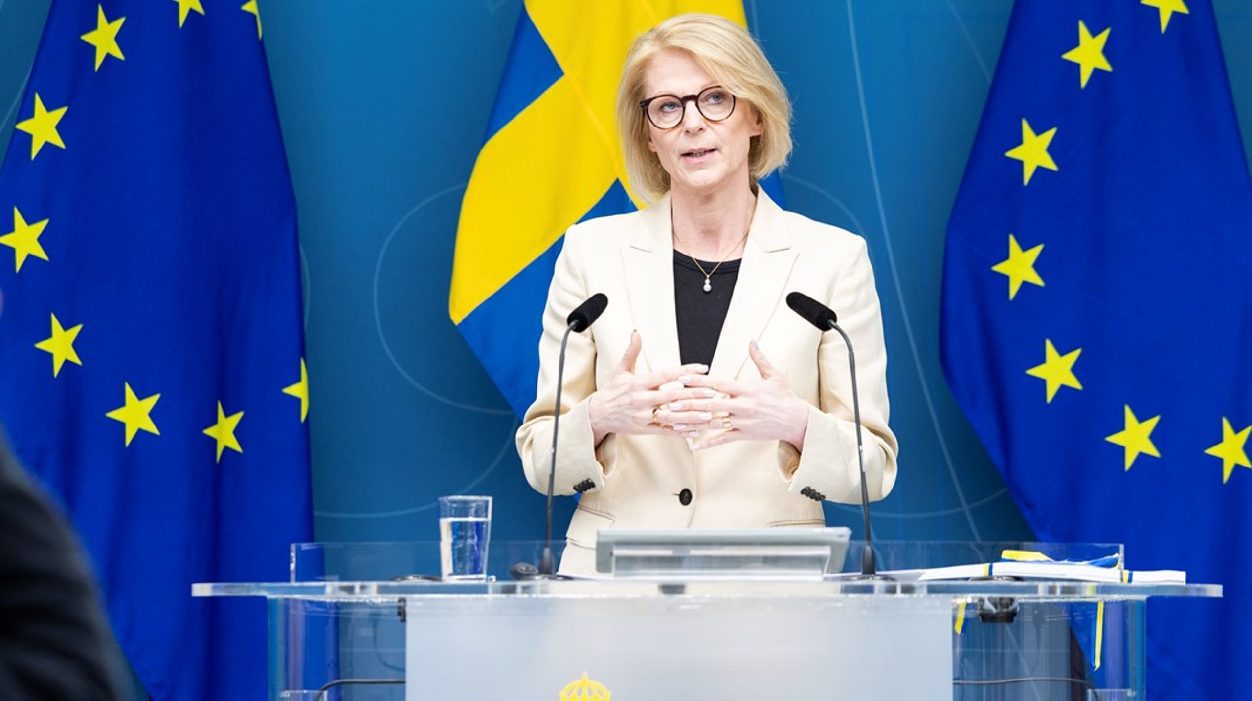 Att finansminister Elisabeth Svantesson dröjer med besked om höjda statsbidrag gör det svårt&nbsp; att lägga budget, enligt flera regionpolitiker.
