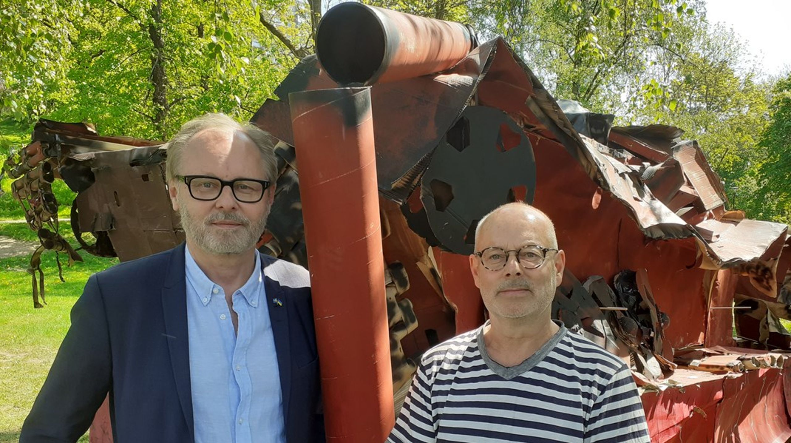 Peter Ingvarsson och Lars Jederlund bildade Aktionsgruppen Ryssland ut ur Ukraina tillsammans med fem vänner från tiden i fredsrörelsen under 70- och 80-talet. I bakgrunden den attrapp av en sönderskjuten rysk stridsvagn som placerats ut på Fria Ukrainas plats i Stockholm.