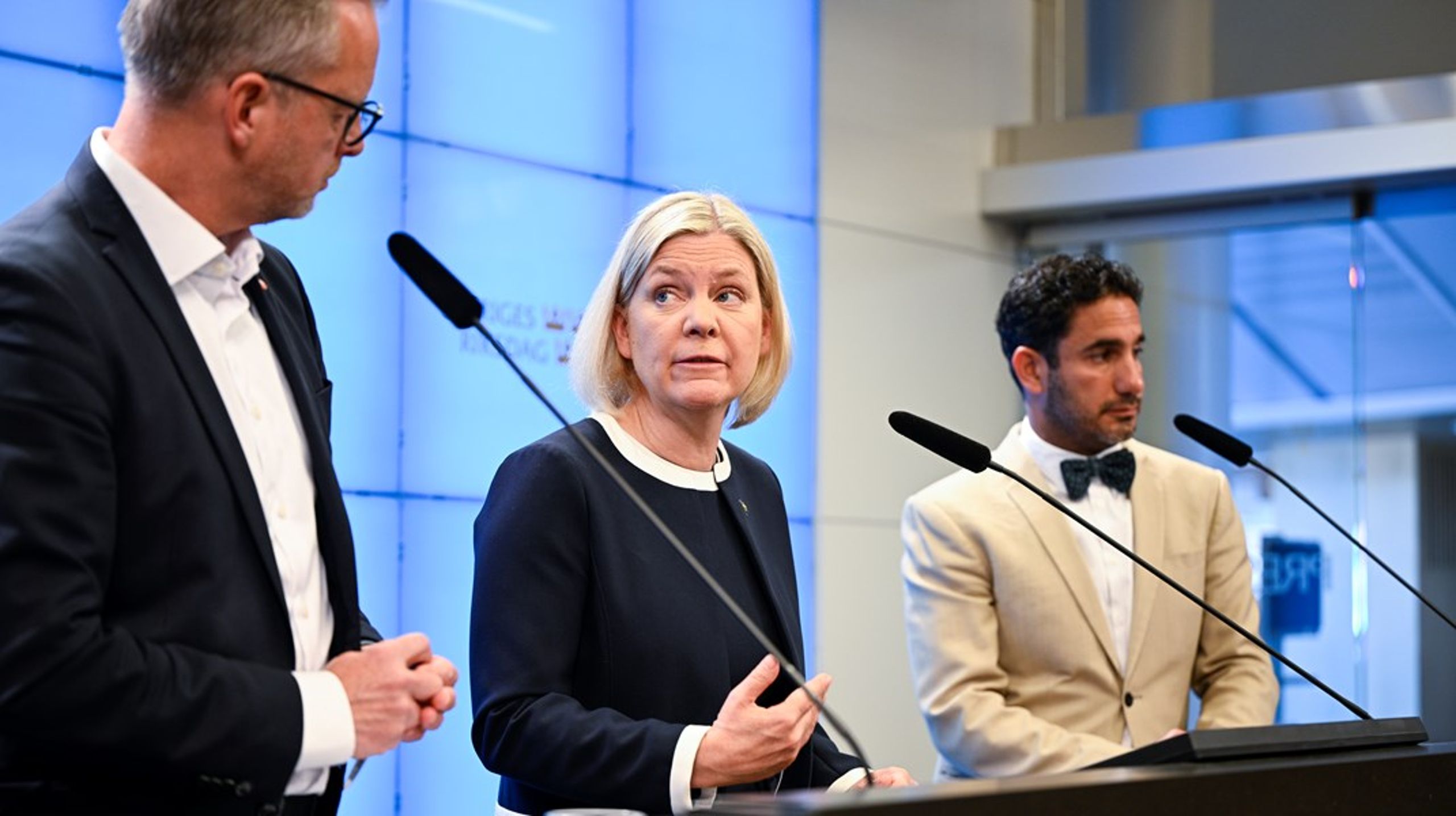 Mikael Damberg (S), Magdalena Andersson (S) och Ardalan Shekarabi (S) under pressträff där Socialdemokraterna presenterar förslag om vapenamnesti.