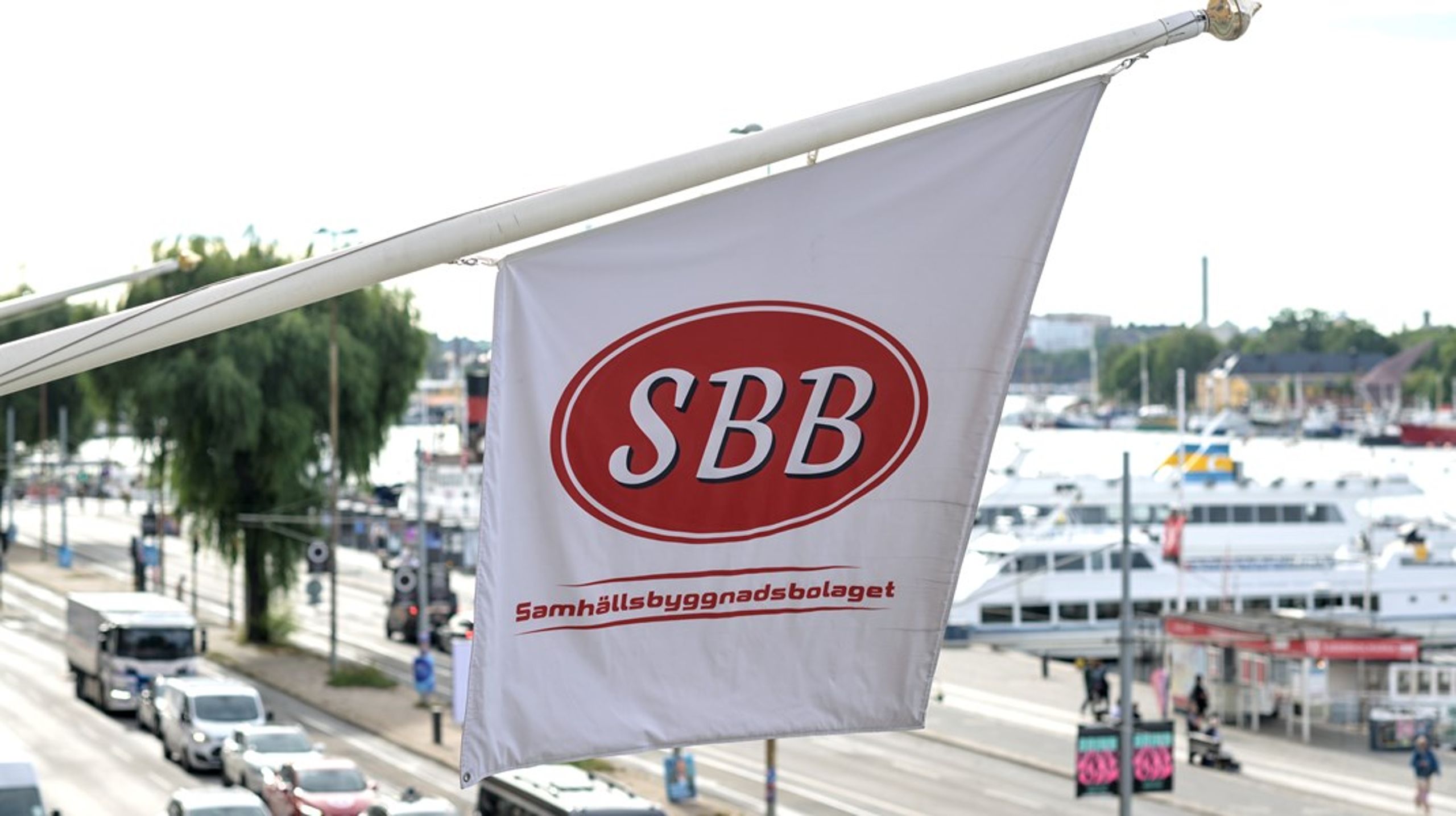 Regeringen måste vidta åtgärder för att återföra SBB:s fastigheter till det offentliga, skriver Clara Lindblom (V).