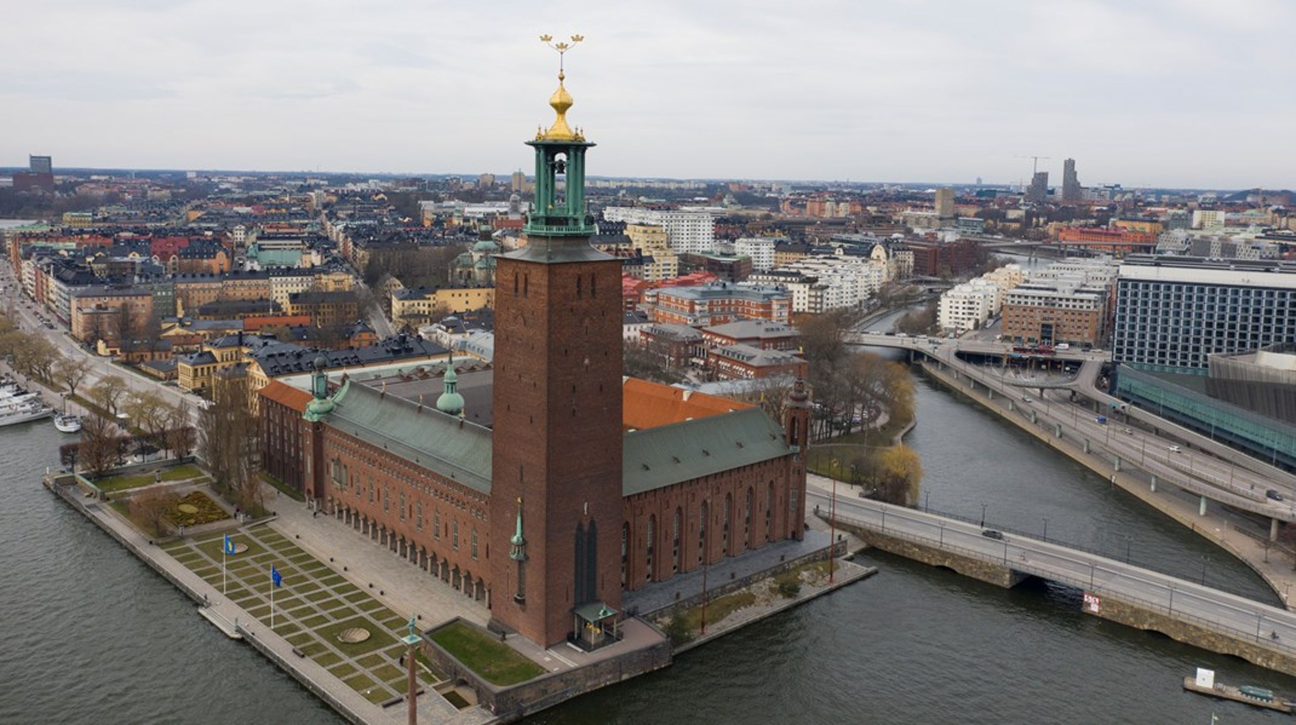 Stockholms stadshus hade inte varit vad det är i dag om inte arkitekten Ragnar Östberg tillåtits hämta inspiration från utlandet, menar debattören.