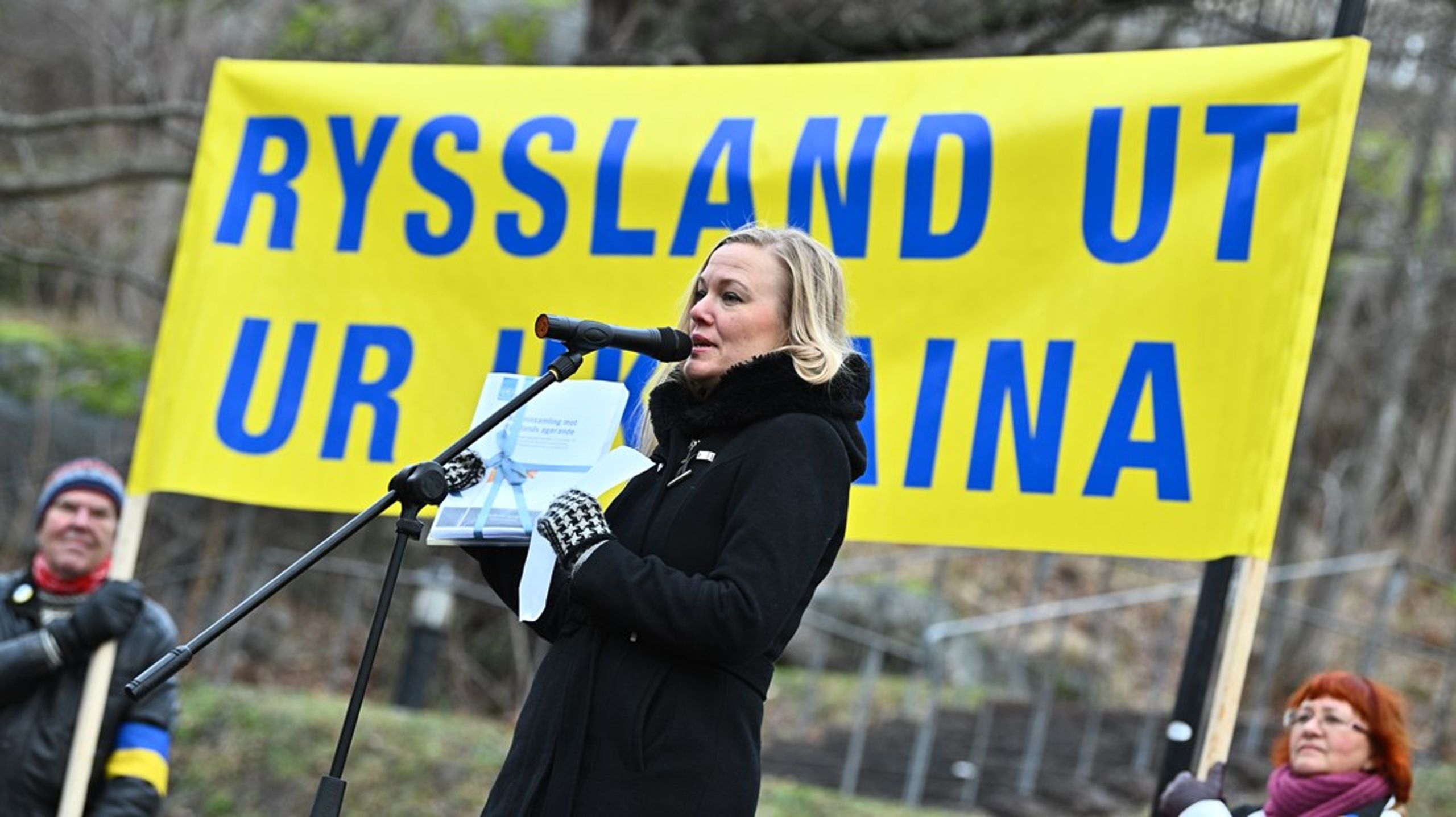 Annelie Börjesson, ordförande i Svenska FN-förbundet, talar vid en demonstration mot Rysslands krig i Ukraina. FN-förbundet fick 4&nbsp;213&nbsp;906 kronor för ”Världskoll i skolan”.