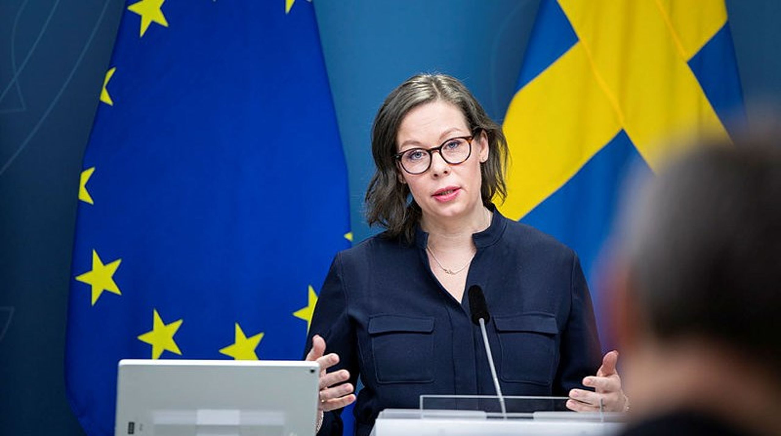 Migrationsminister Maria Malmer Stenergård (M) har fortfarande inte presenterat några tilläggsdirektiv kring anmälningsplikten.