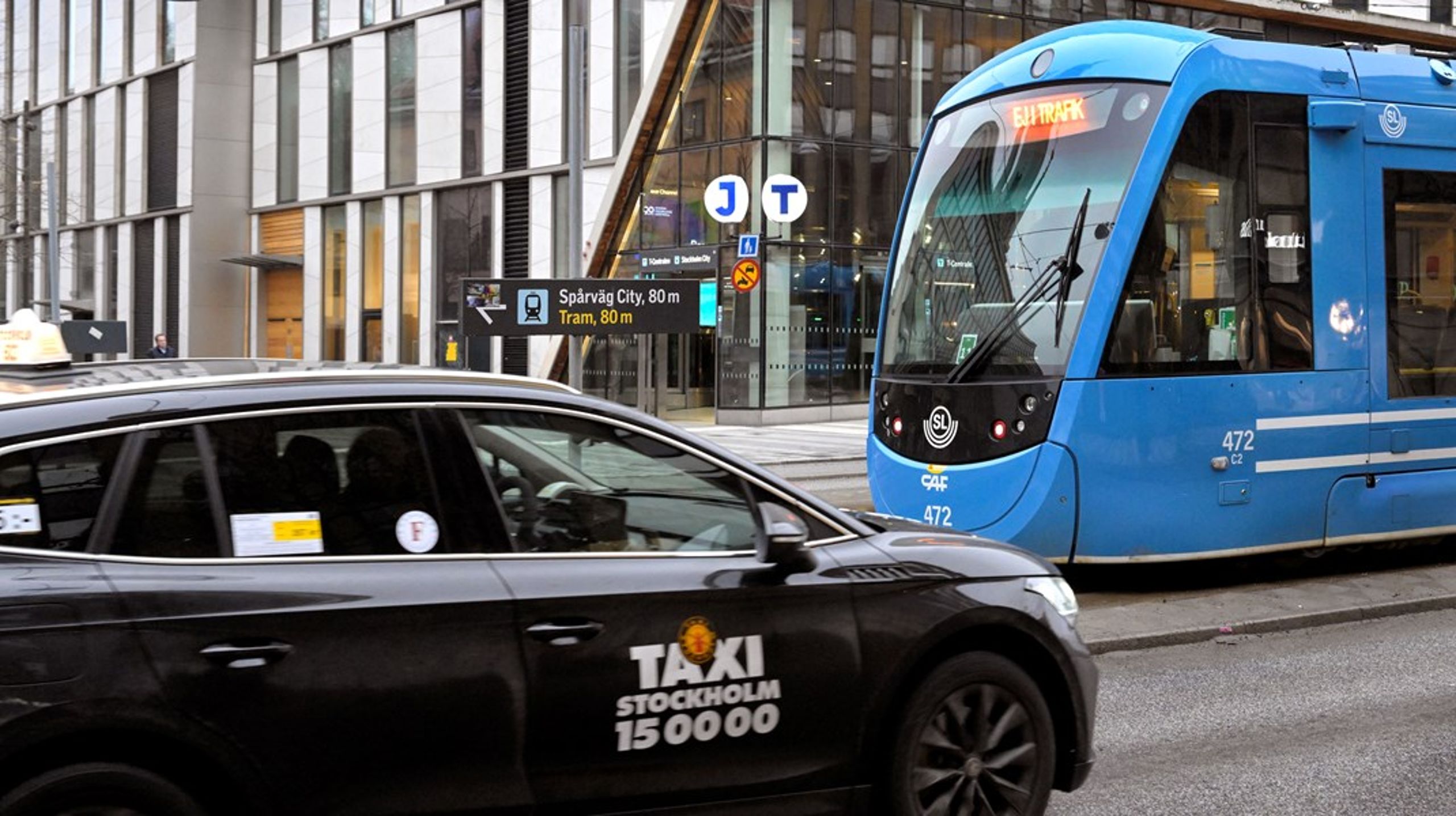 I Stockholmsregionen är Taxi Stockholm en stor arbetsgivare som erbjuder sina anställda schysta arbetsvillkor och kollektivavtal. De skapar många arbetstillfällen och fungerar som ett exempel på hur taxibranschen kan drivas på ett ansvarsfullt sätt. Dock utmanas de av oseriösa företag, skriver debattörerna.