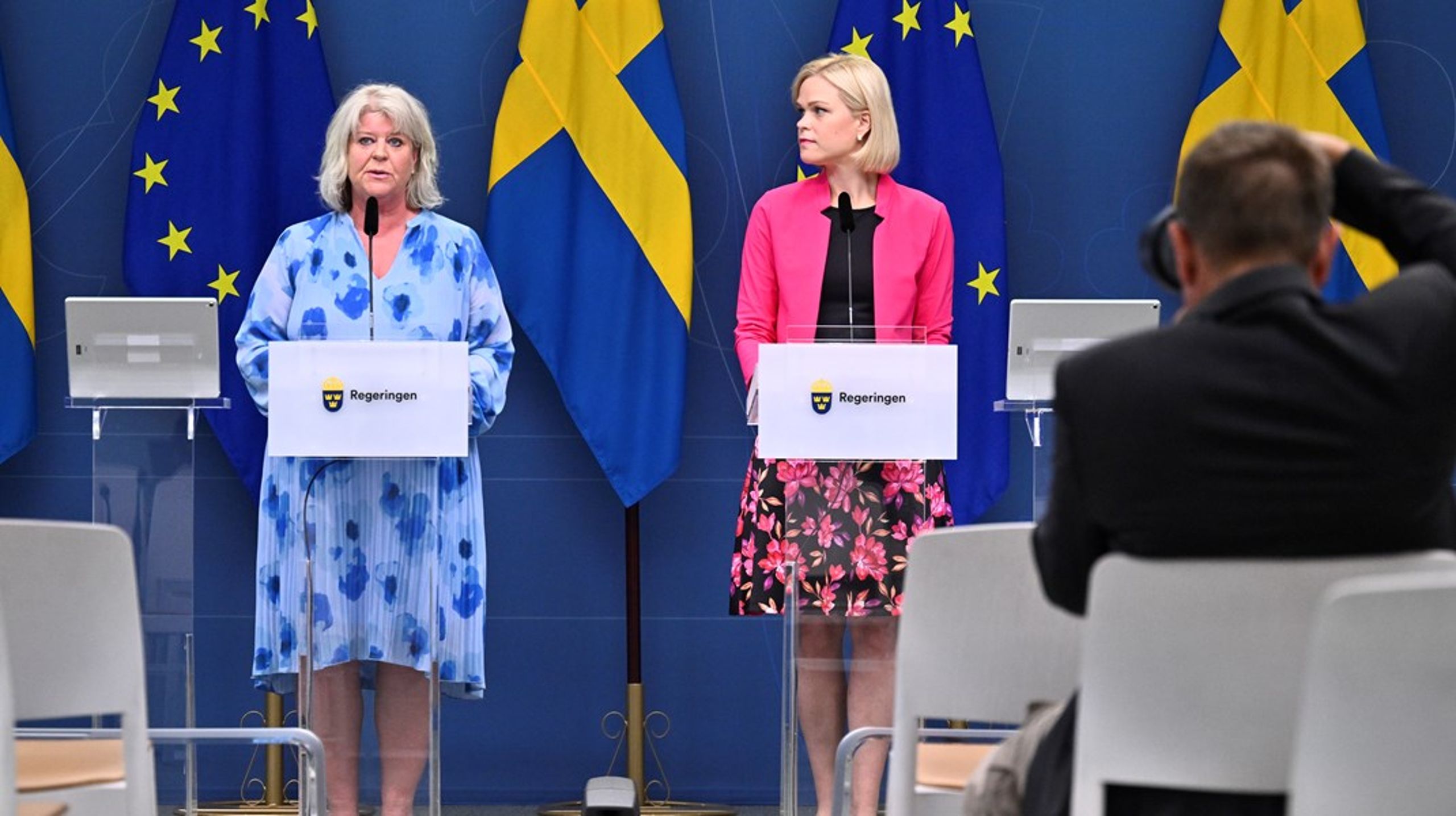 Socialtjänstminister Camilla Waltersson Grönvall (M) och jämställdhets- och biträdande arbetsmarknadsminister Paulina Brandberg (L) på en pressträff där förslagen presenterades.
