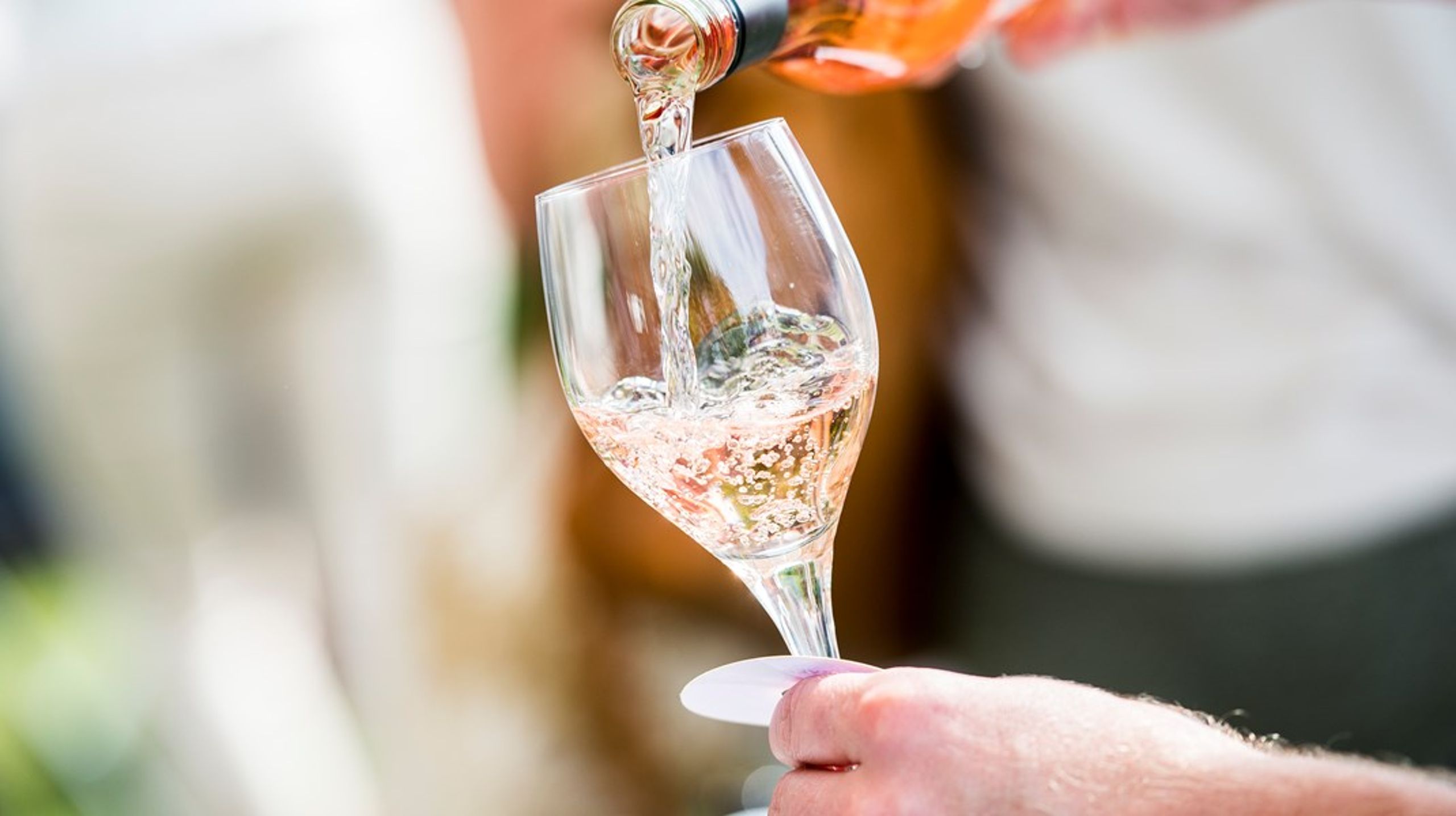 Vin som serveras på ett mingel i Almedalen 2015.