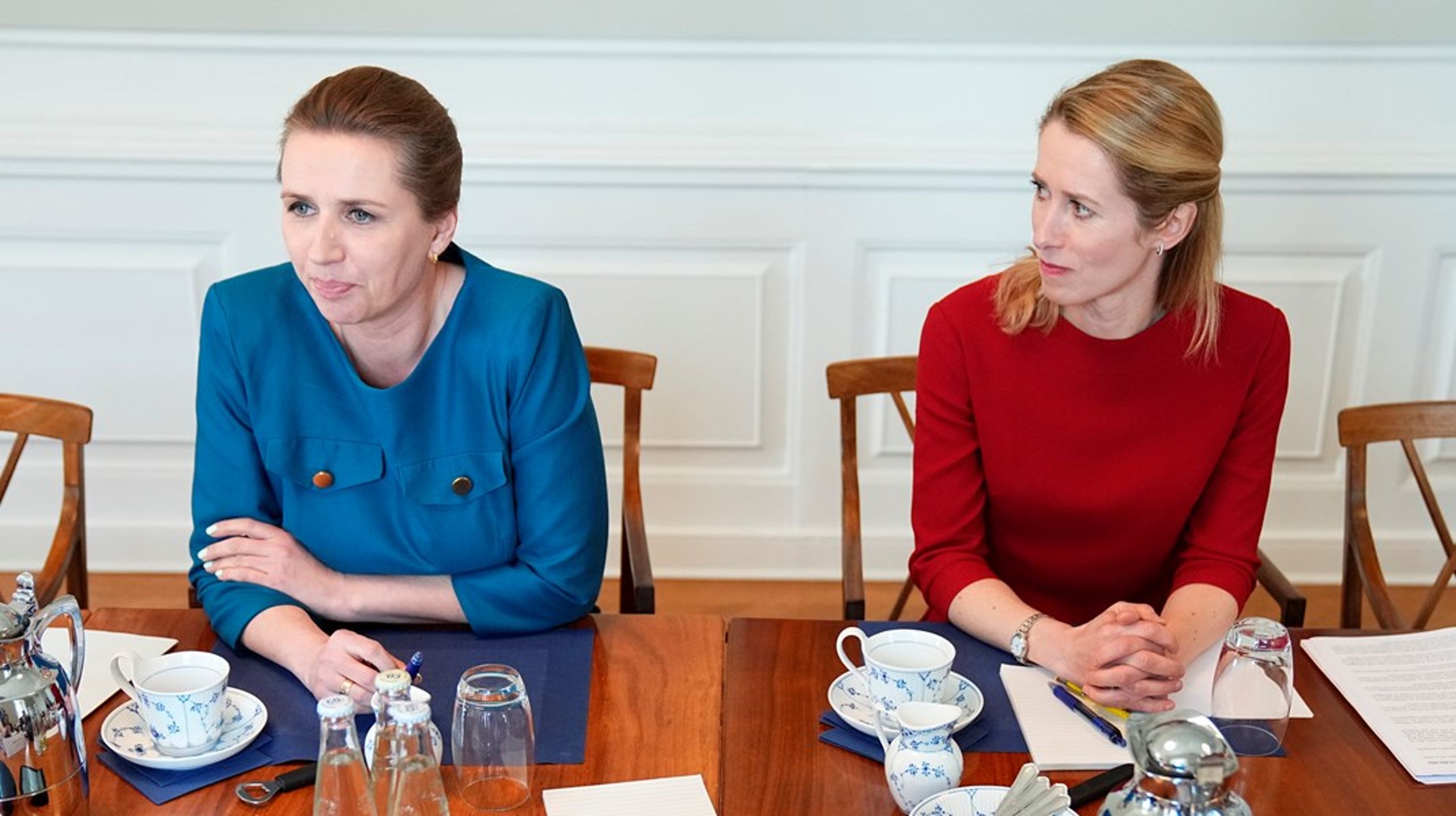 Danmarks statsminister Mette Frederiksen och Estlands premiärminister Kaja Kallas vid ett möte i maj i år.