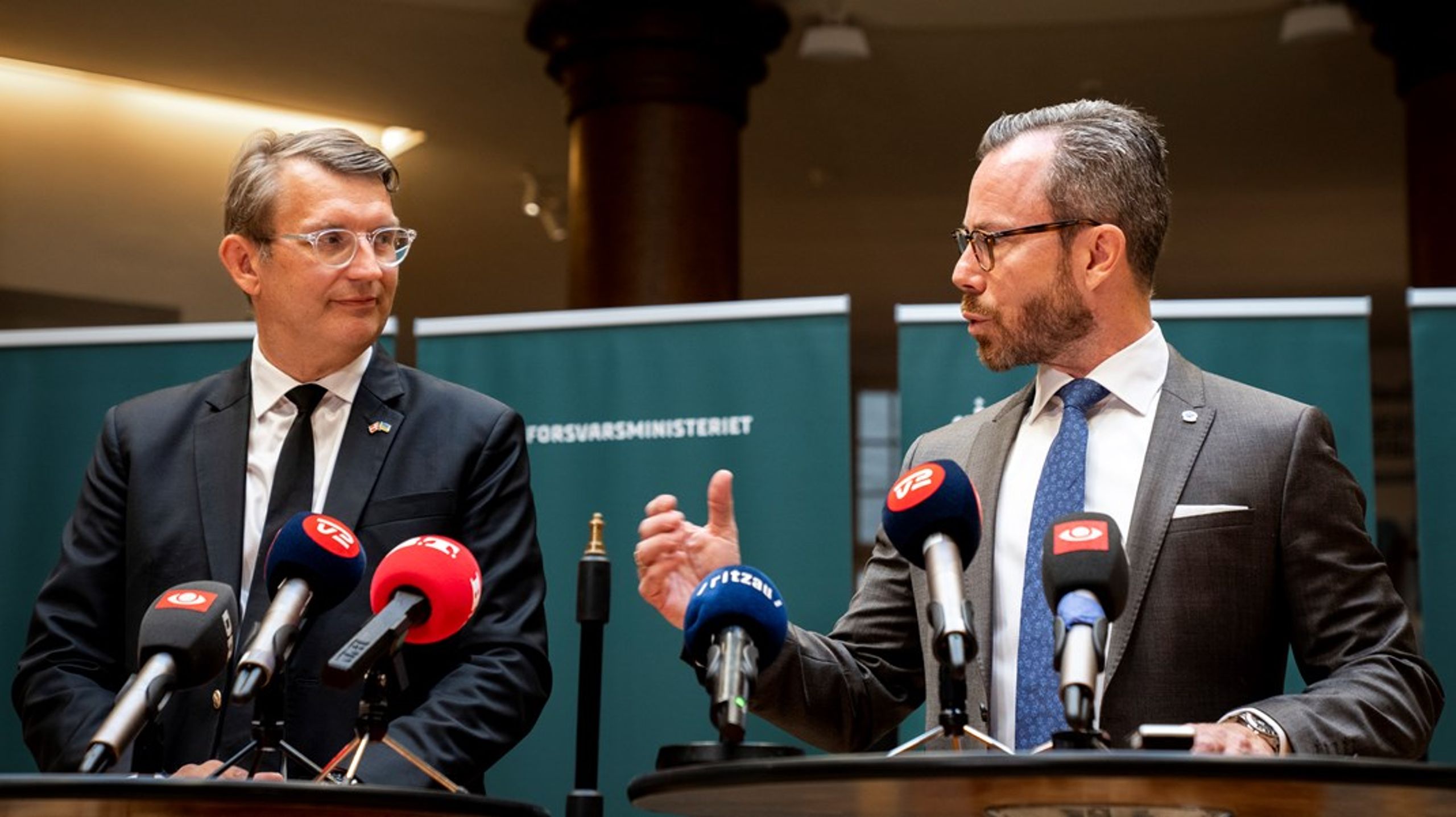 Troels Lund Poulsen (till vänster) och&nbsp;&nbsp;Jakob Ellemann-Jensen (till höger)&nbsp;under tisdagens presskonferens i det danska&nbsp;försvarsministeriet.